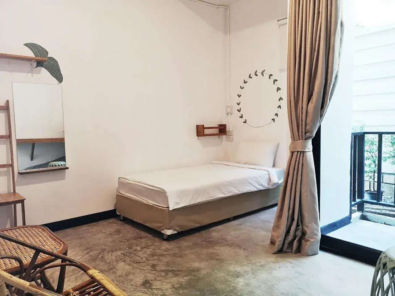 Basic Single Room with Shared Shower and Toilet in The Dearly Koh Tao Hostel-PADI 5 Star Dive Resort Basic Single Room with Shared Shower and Toilet in The Dearly Koh Tao Hostel-PADI 5 Star Dive Resort