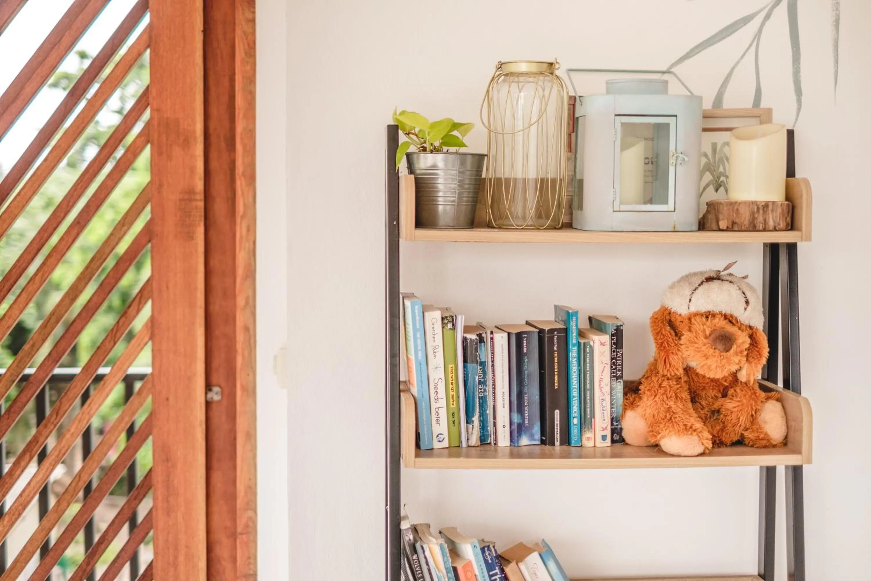 Communal lounge/ TV room in The Dearly Koh Tao Hostel-PADI 5 Star Dive Resort