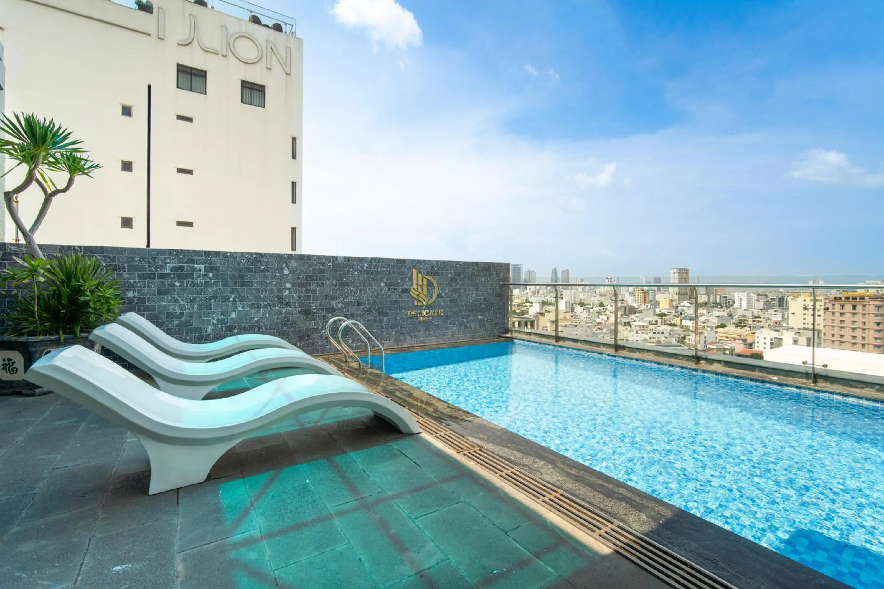 Swimming pool in Hung Anh Hotel