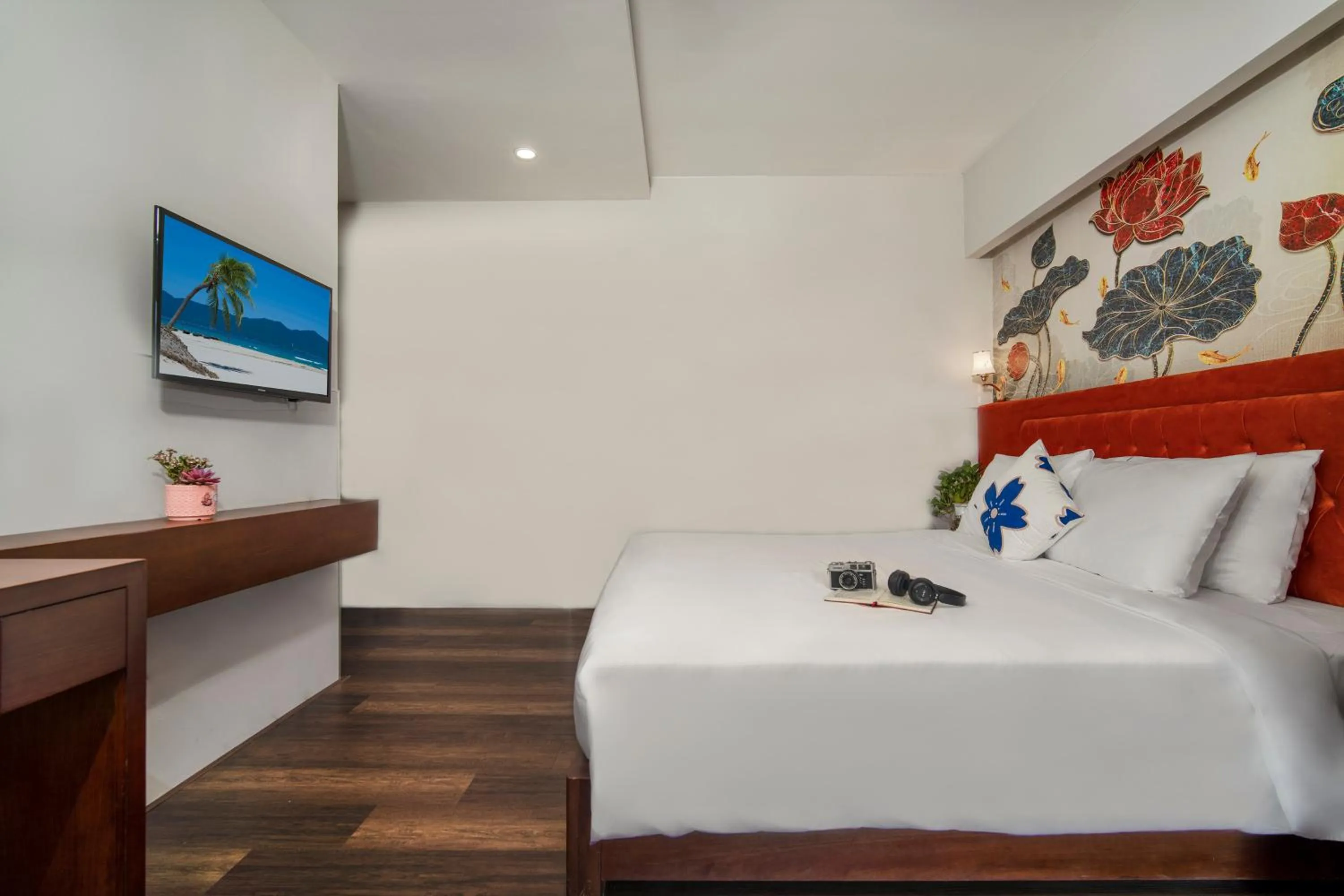 Communal lounge/ TV room, Bed in Hung Anh Hotel