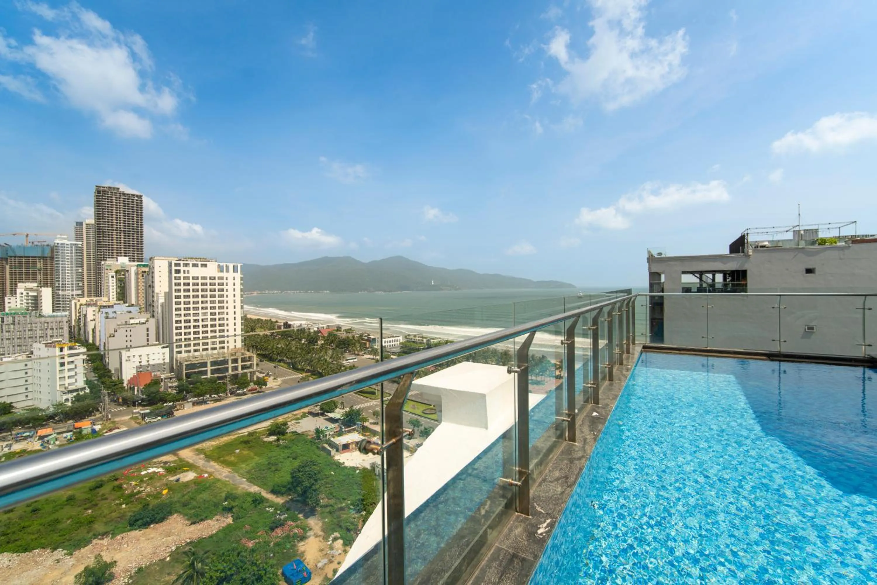 Swimming pool in Hung Anh Hotel