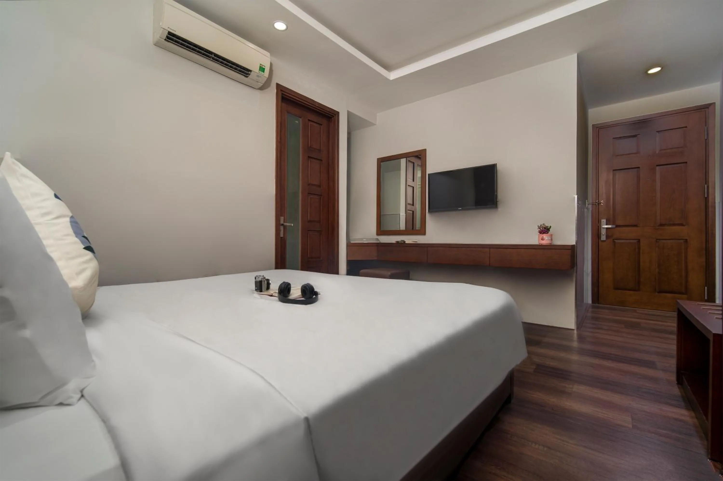 Communal lounge/ TV room, Bed in Hung Anh Hotel