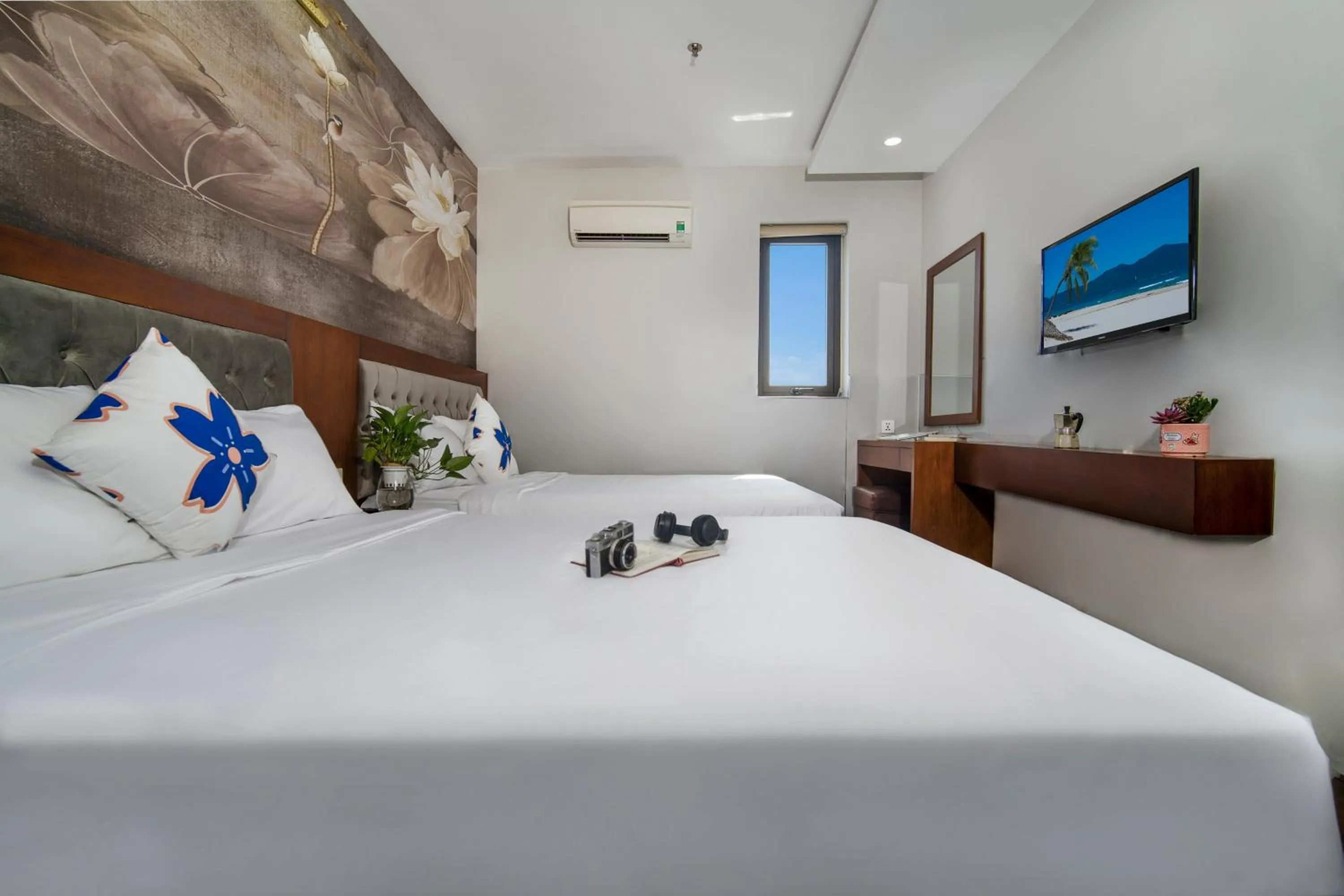 Communal lounge/ TV room, Bed in Hung Anh Hotel