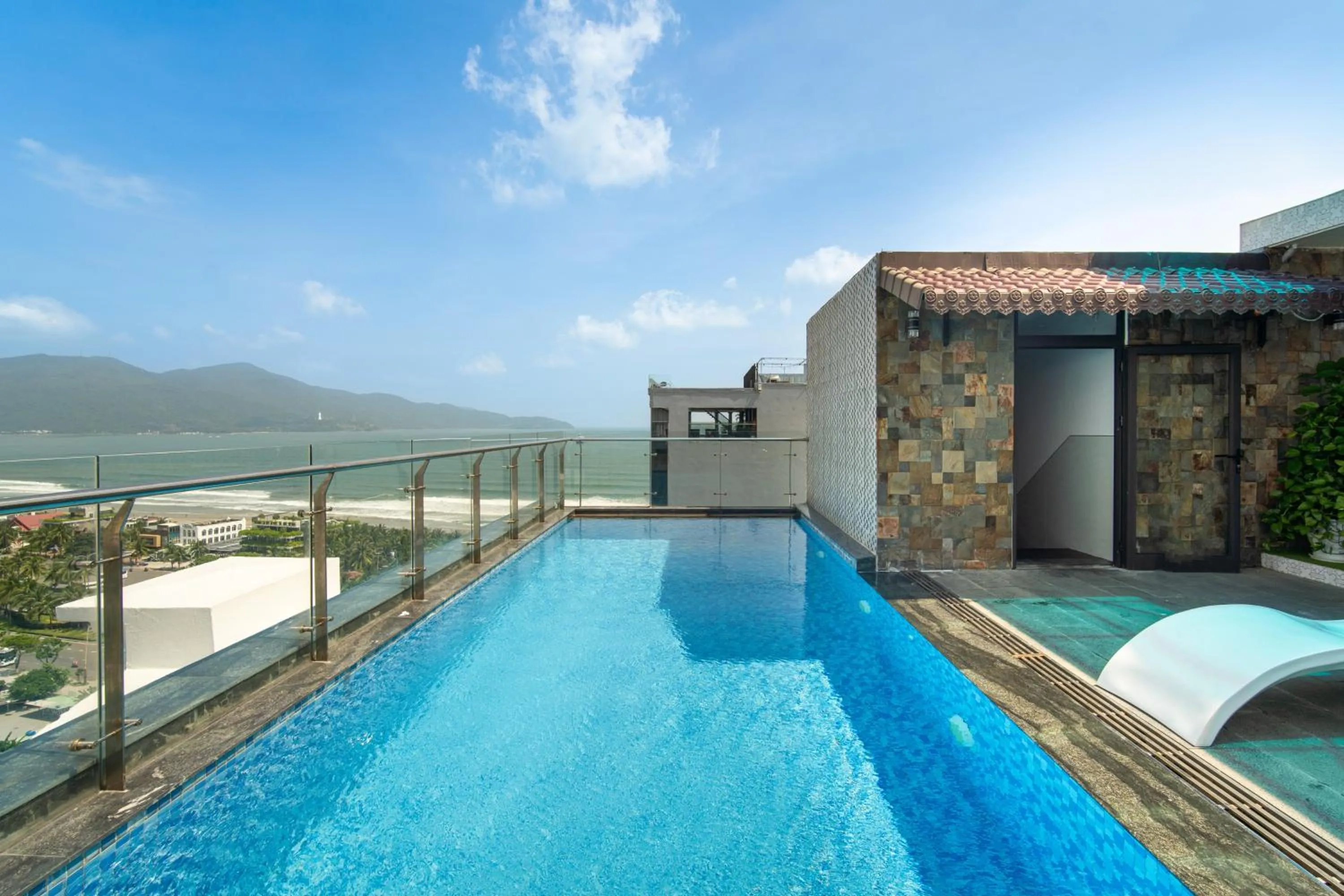 Swimming pool in Hung Anh Hotel