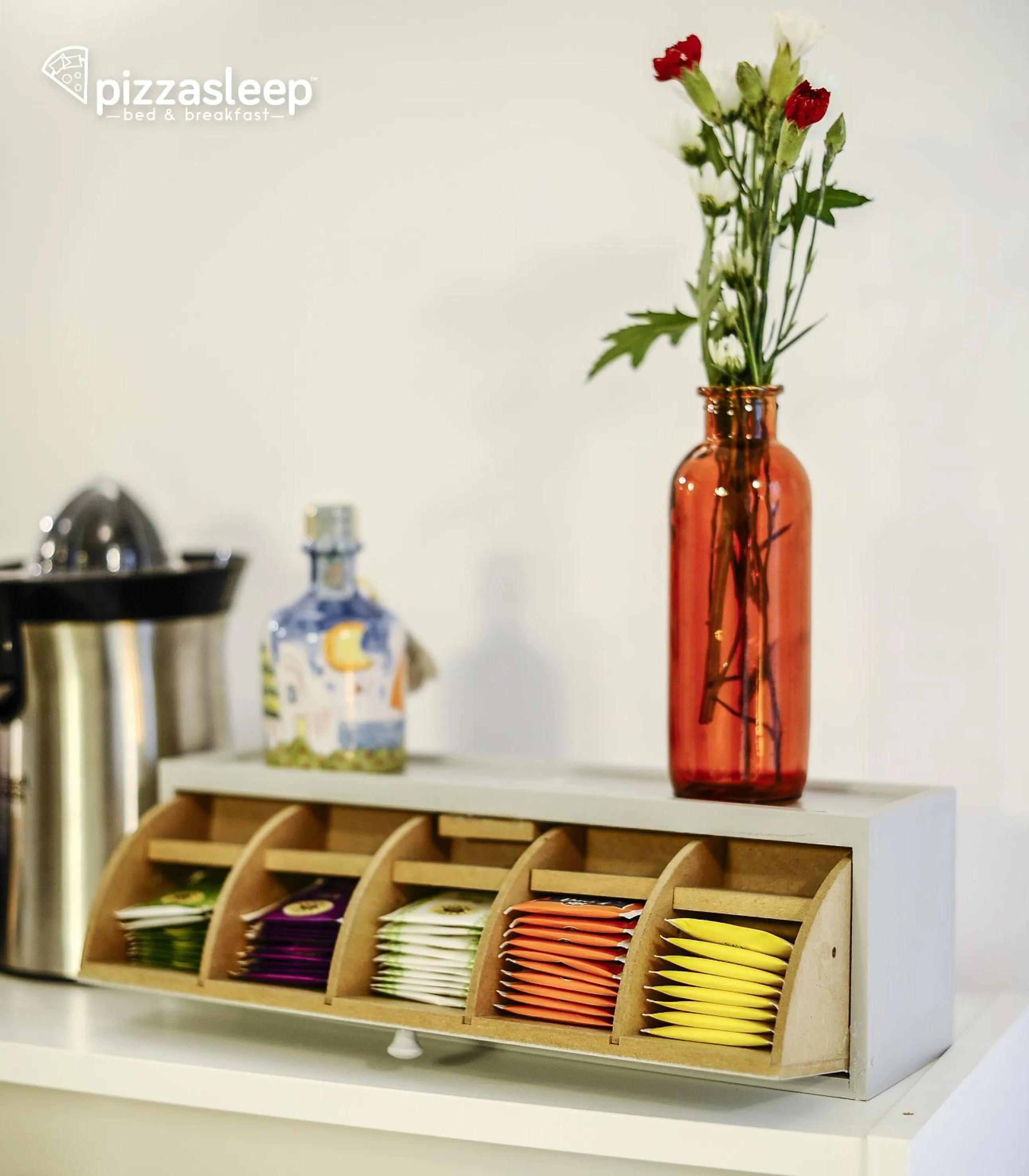 Coffee/tea facilities in PizzaSleep B&B