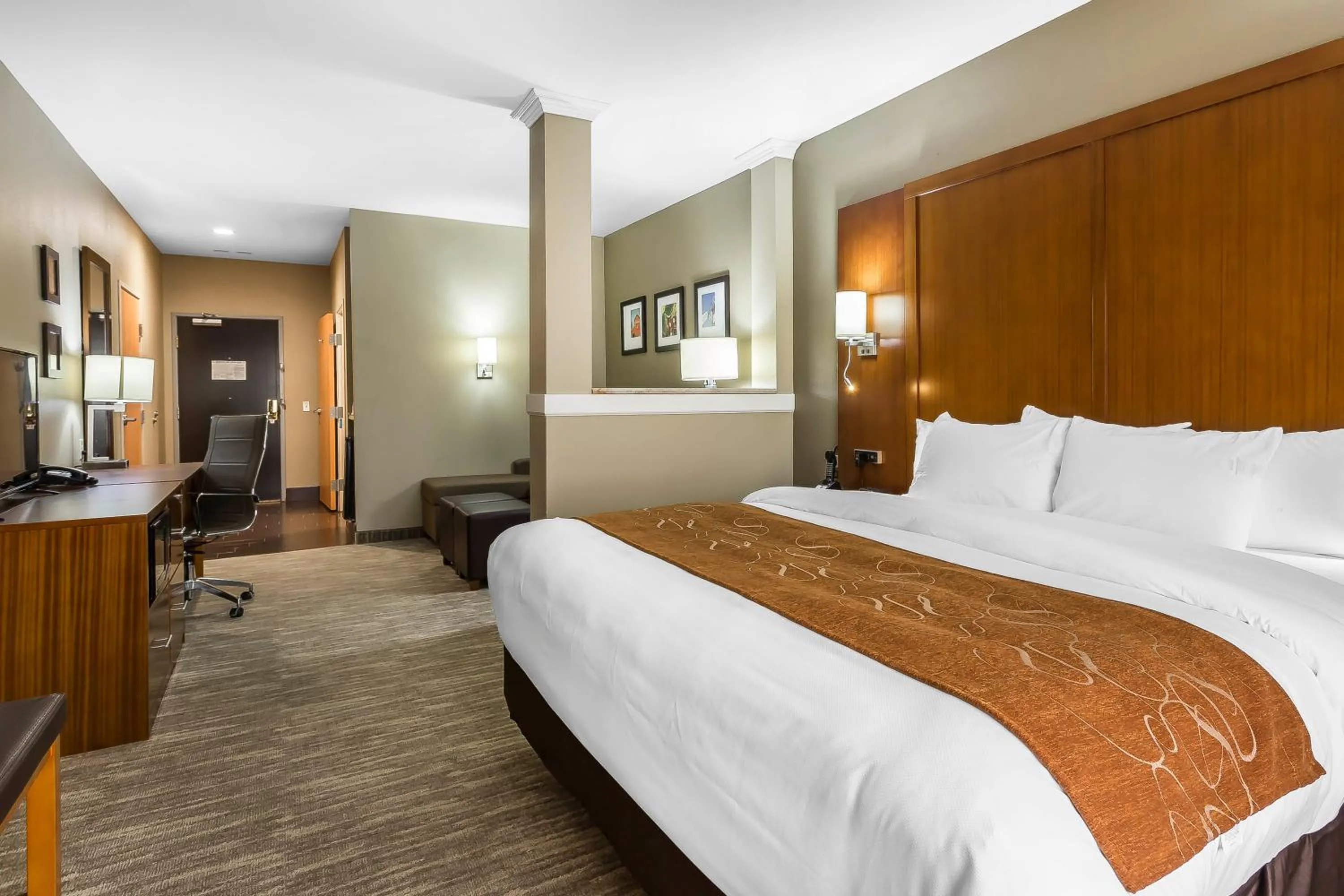 Bed in Comfort Suites - University