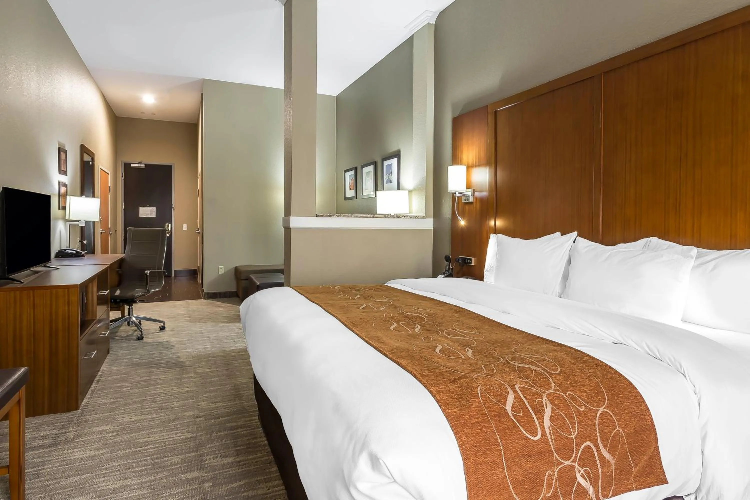 Bed in Comfort Suites - University