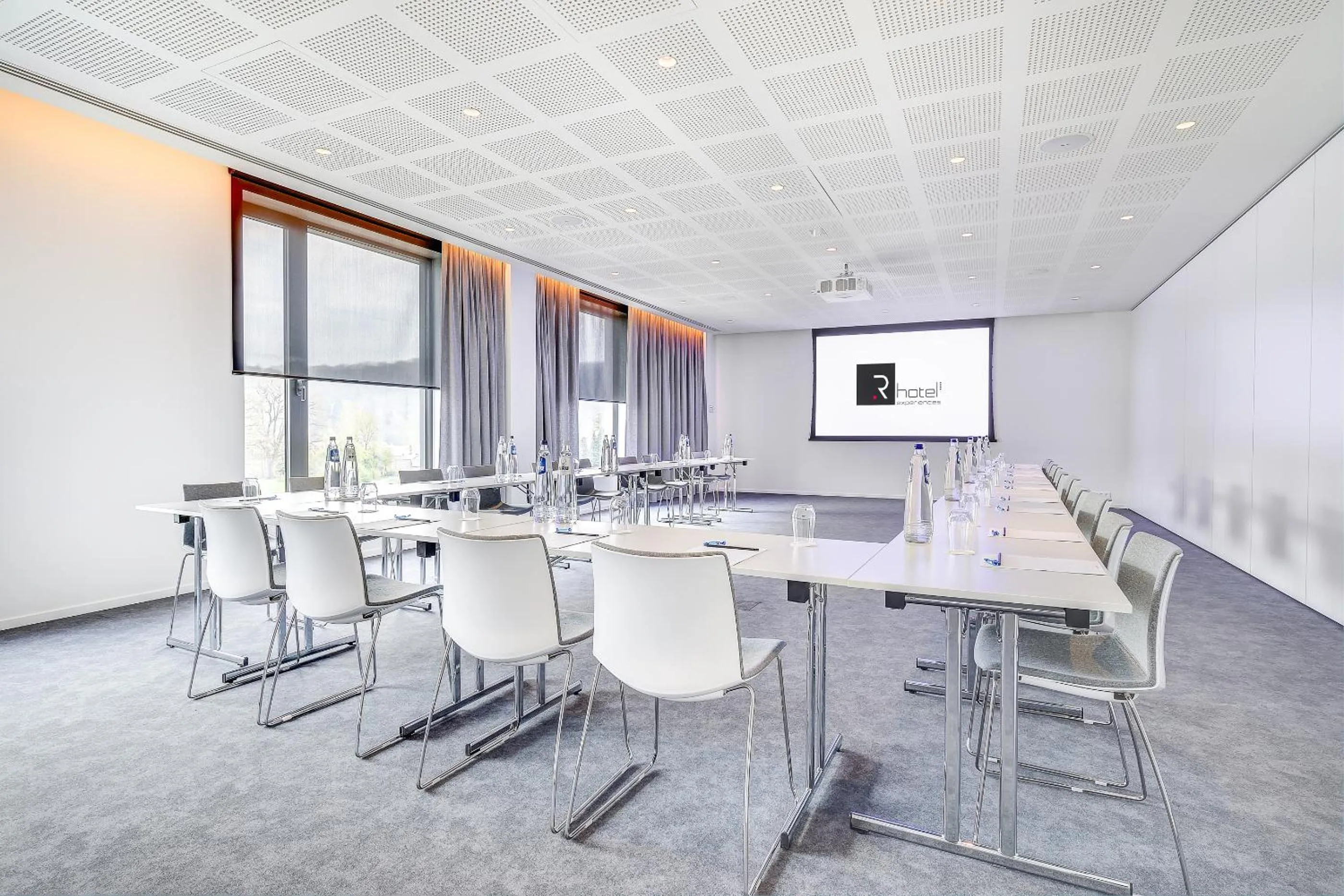 Meeting/conference room in R hotel experiences