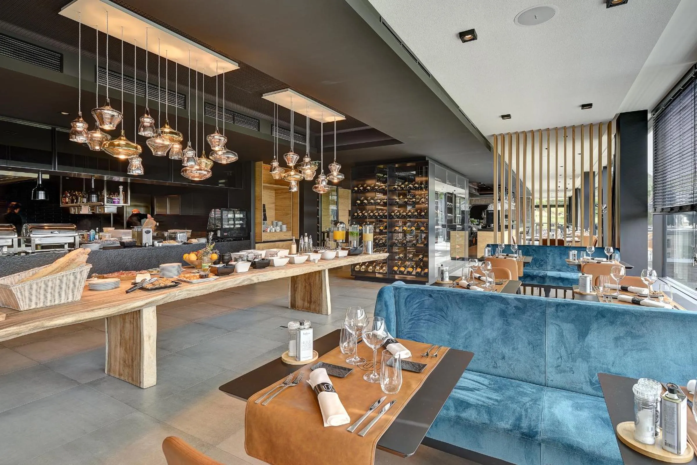 Restaurant/places to eat in R hotel experiences