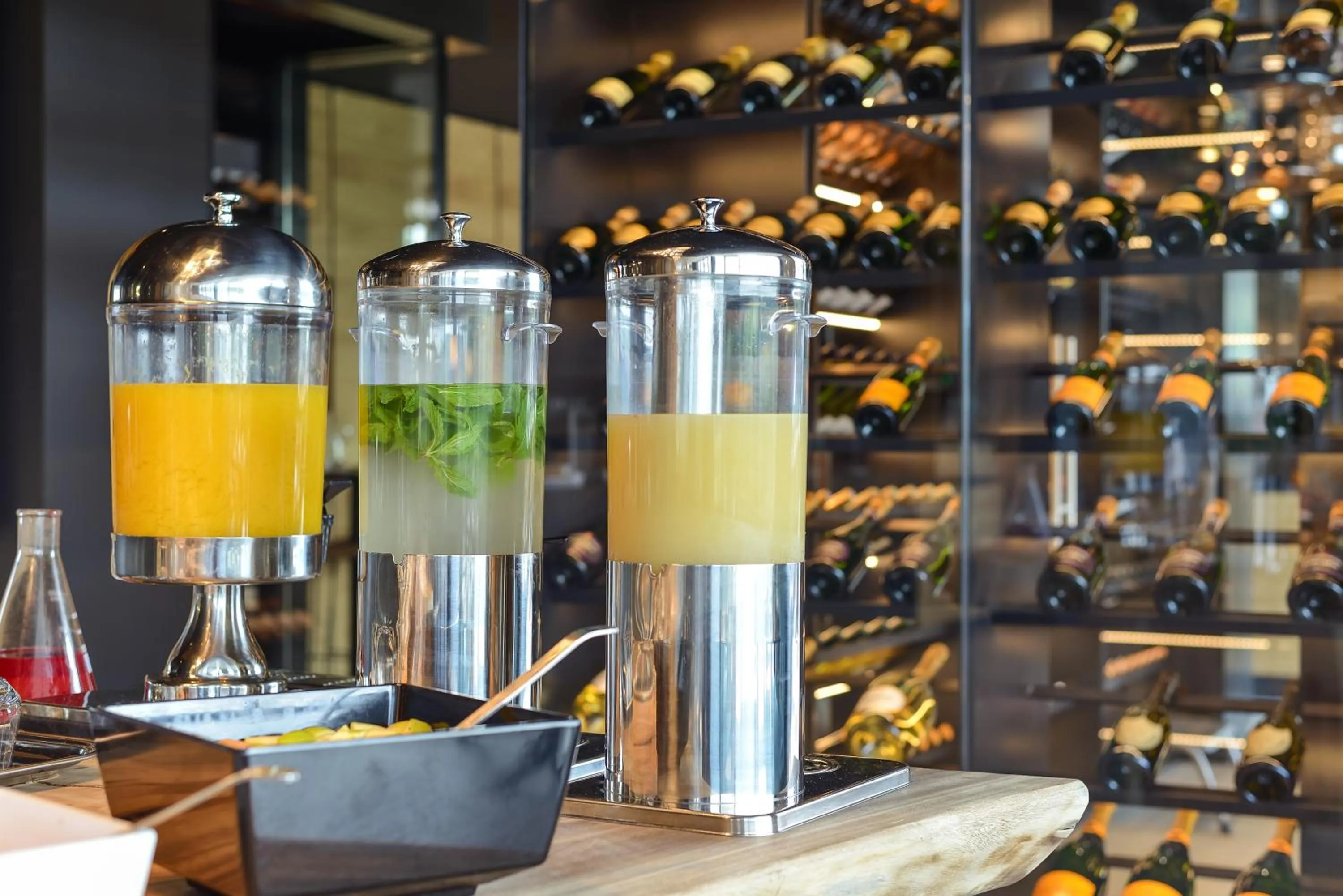 Restaurant/places to eat in R hotel experiences