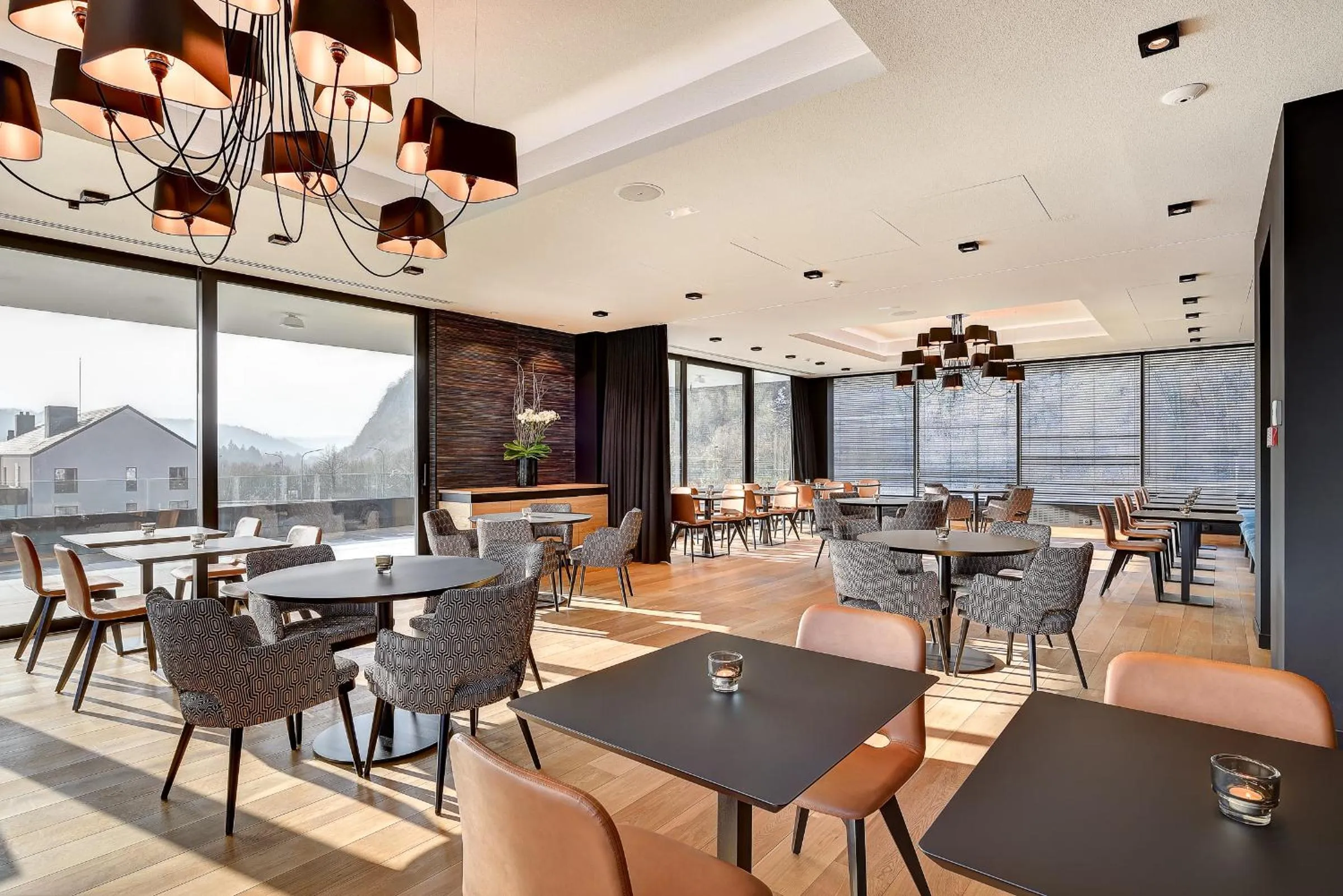 Restaurant/places to eat in R hotel experiences