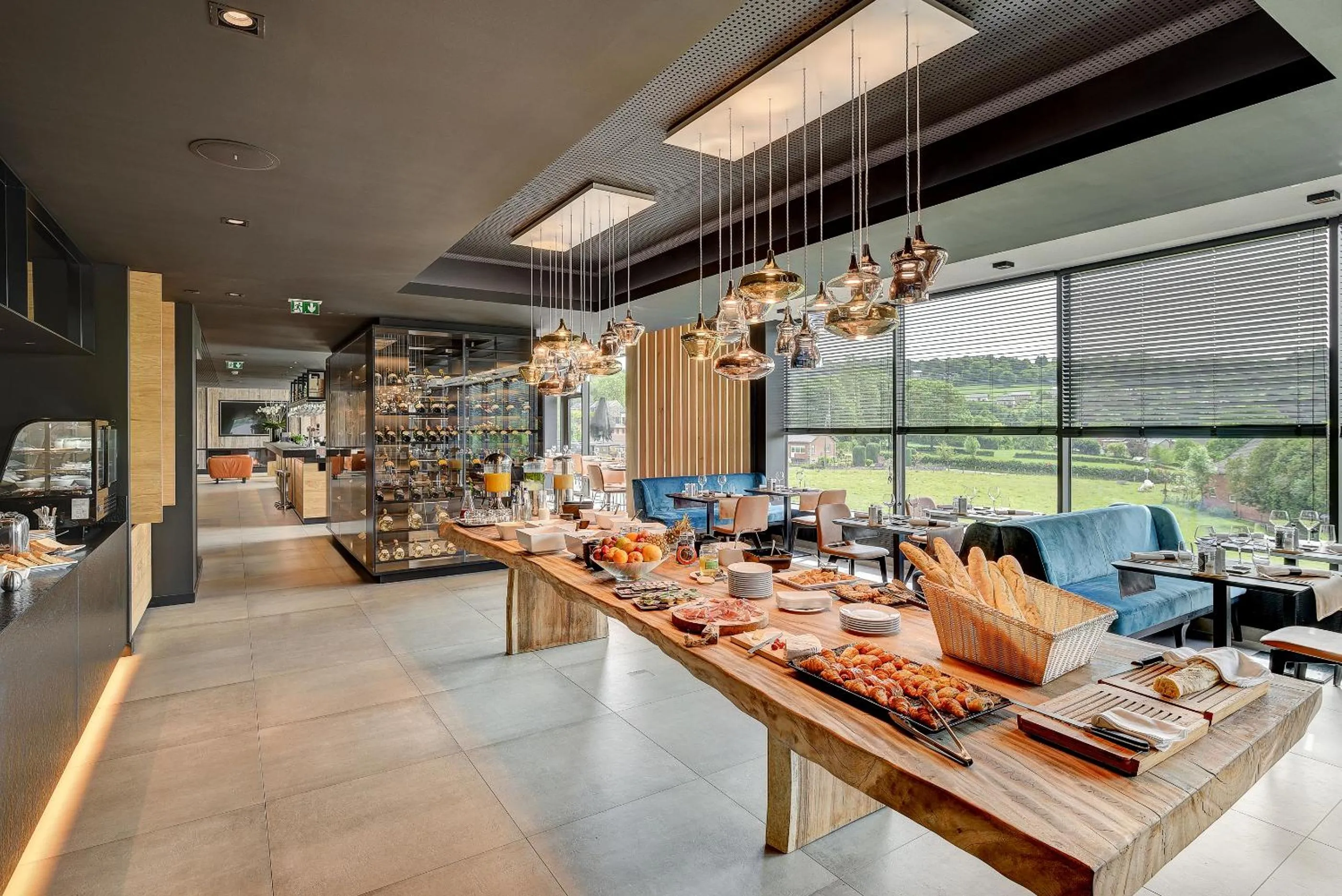 Restaurant/places to eat in R hotel experiences