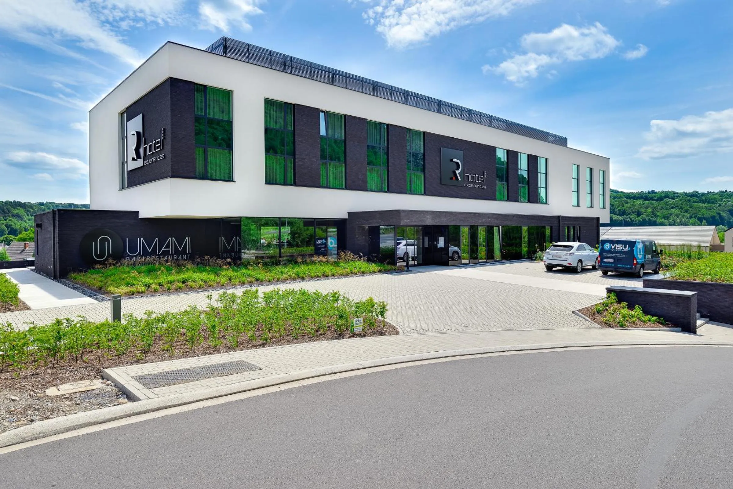 Facade/entrance in R hotel experiences