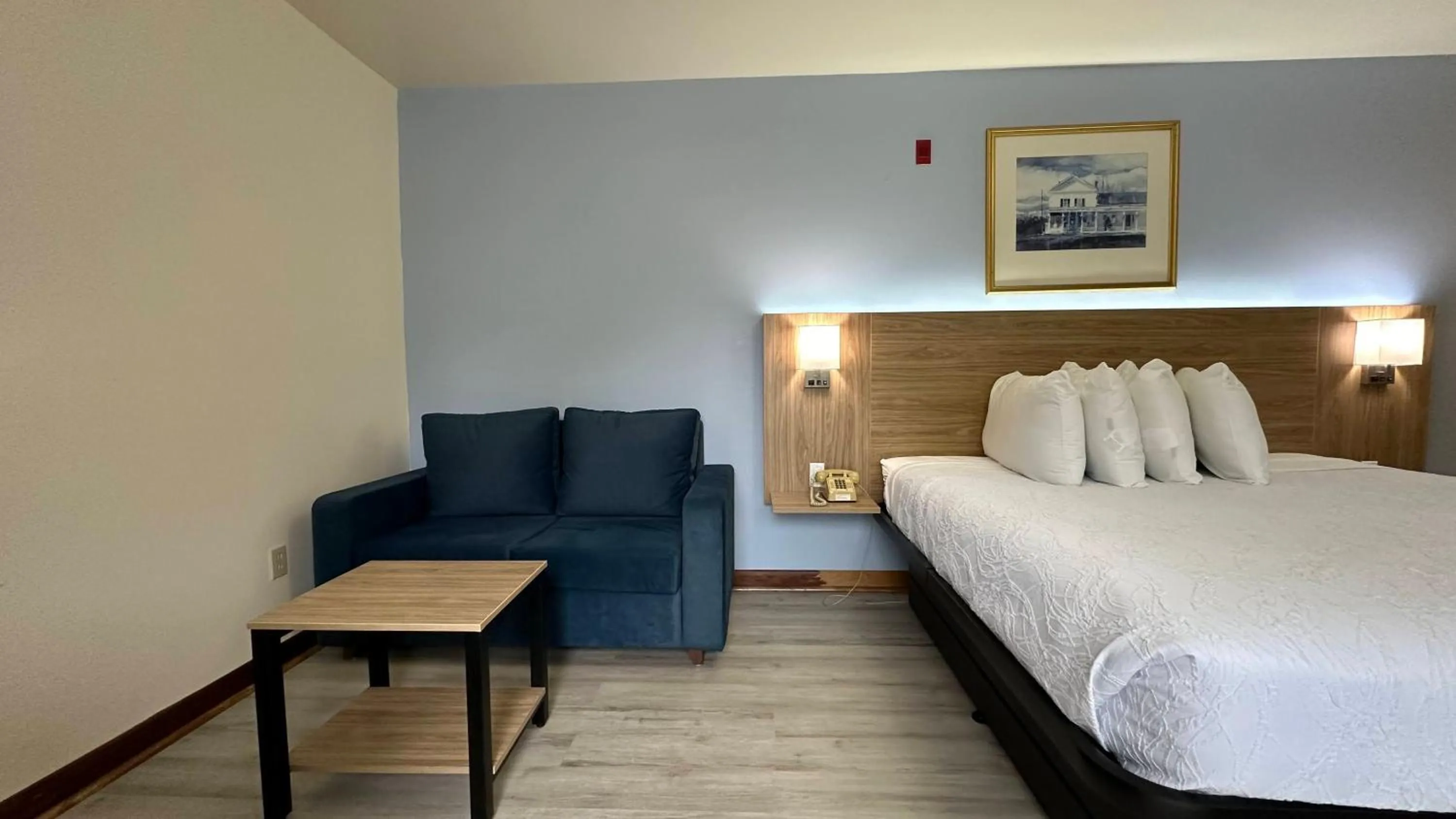 Seating area, Bed in USA Inn