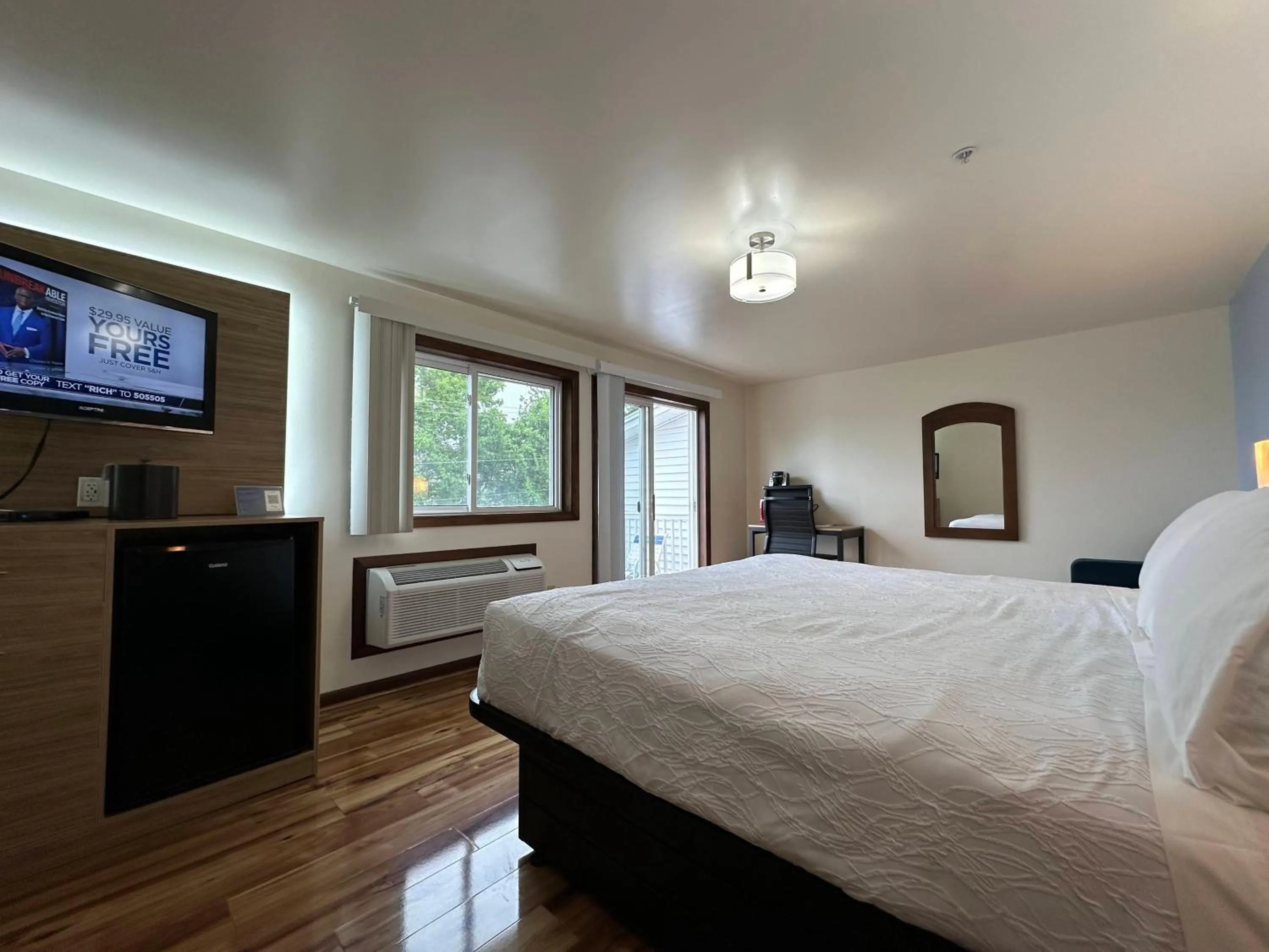 Communal lounge/ TV room, Bed in USA Inn