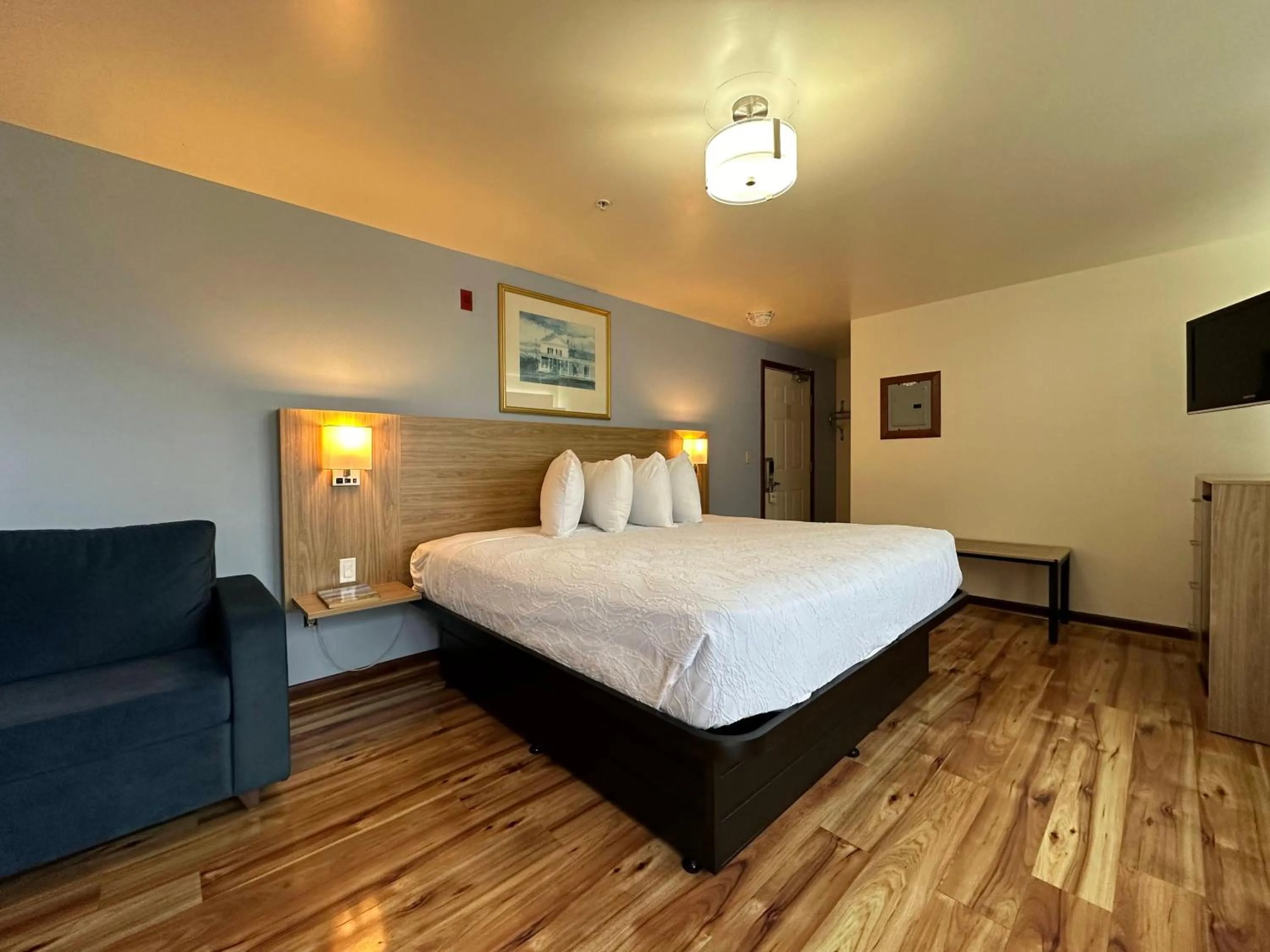 Photo of the whole room, Bed in USA Inn