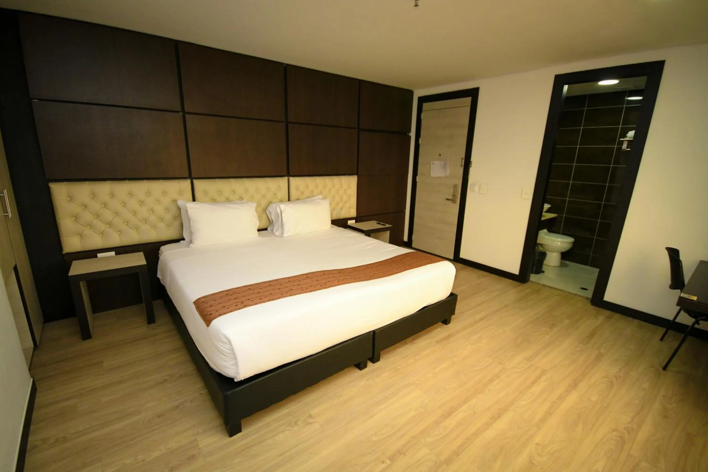 Photo of the whole room in Hotel American Visa Tower