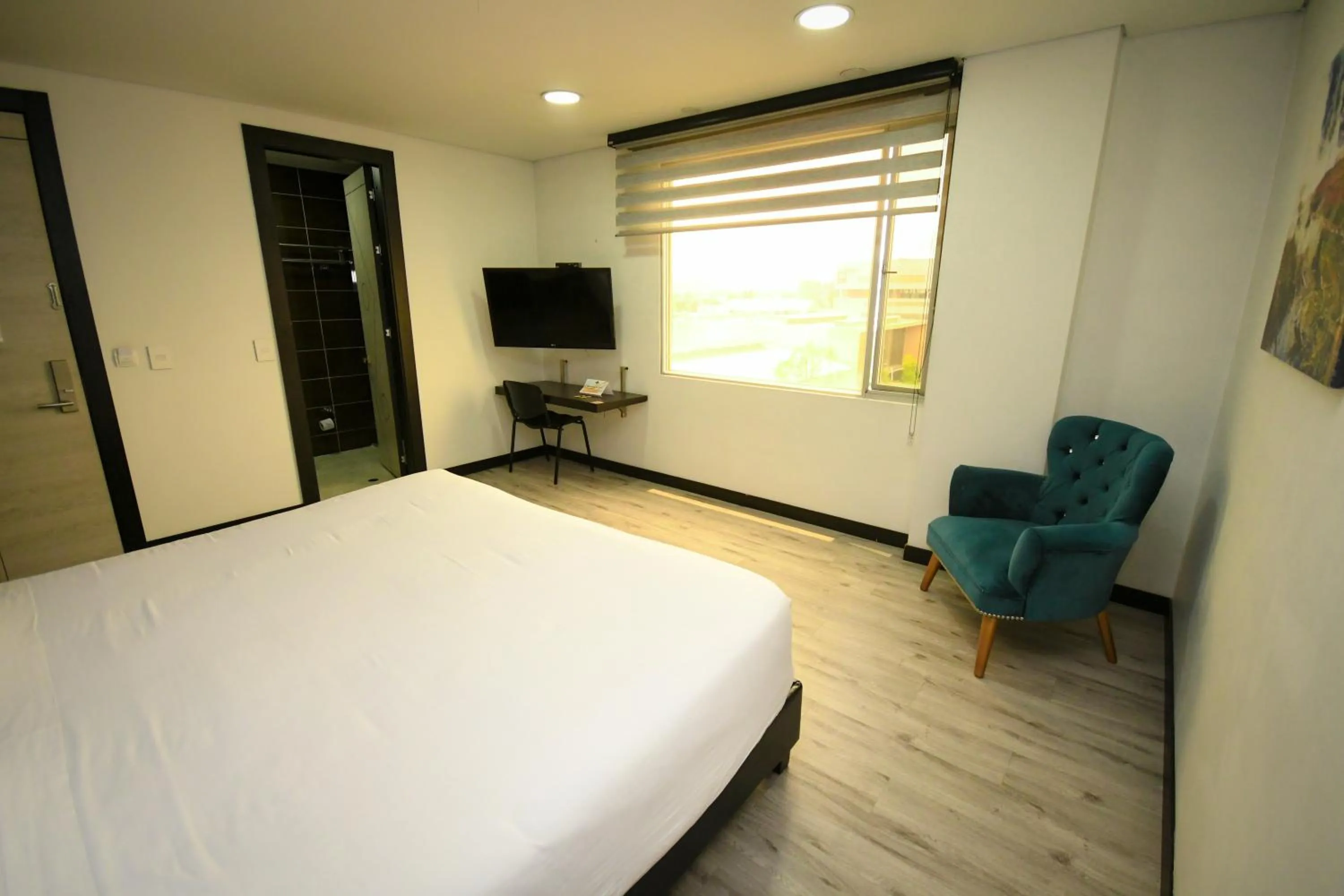 Photo of the whole room in Hotel American Visa Tower