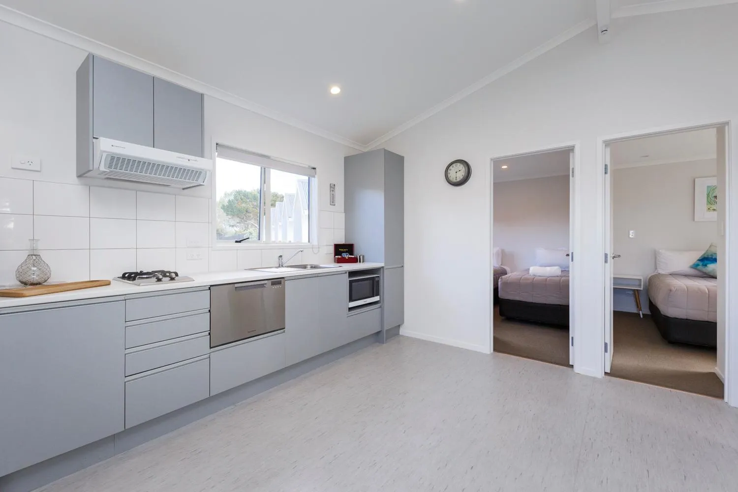 Kitchen or kitchenette, Bed in Foxton Beach Holiday Park