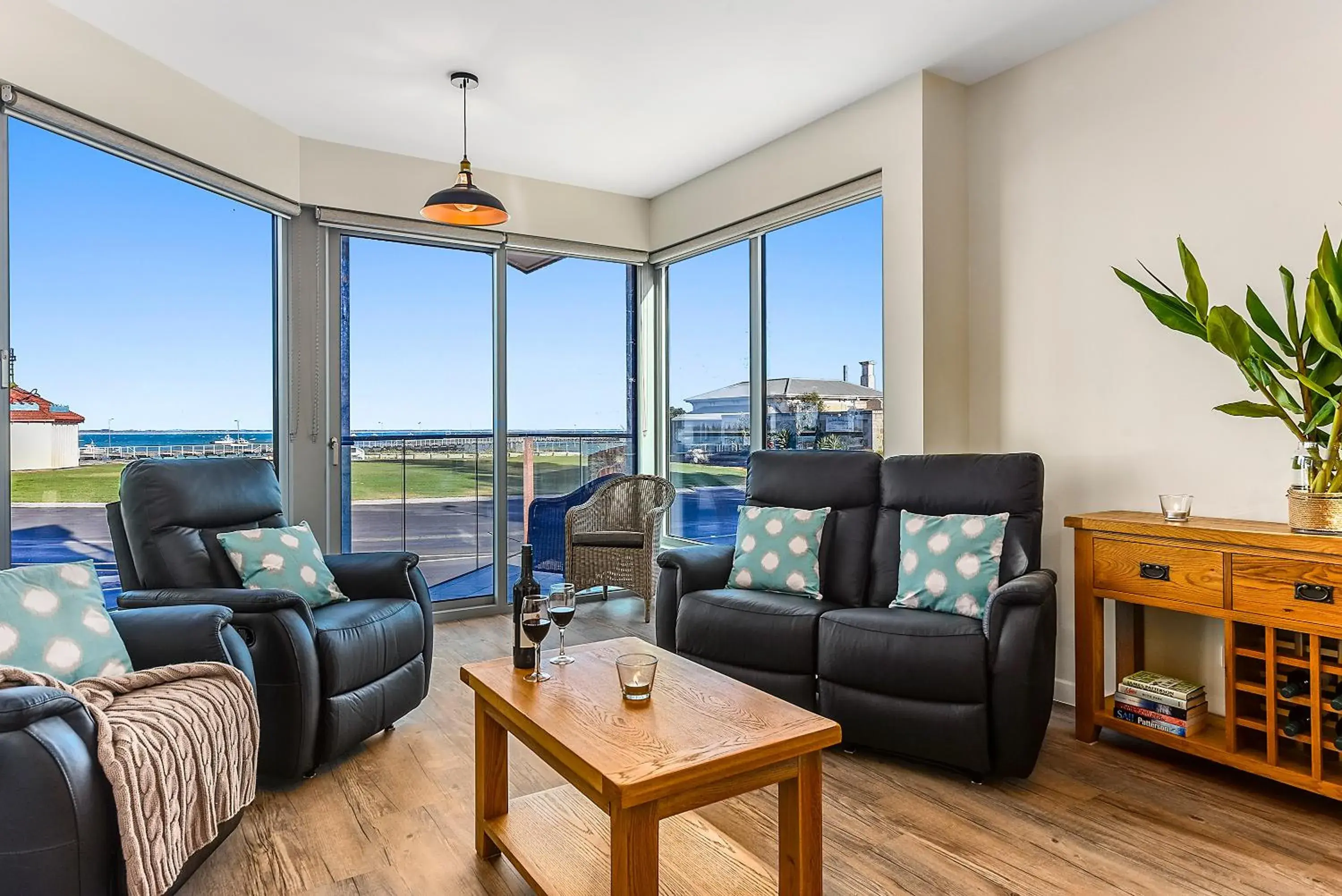Two-Bedroom Ground Floor Apartment with Ocean View - Sherbet in Bonnies of Beachport Two-Bedroom Ground Floor Apartment with Ocean View - Sherbet in Bonnies of Beachport