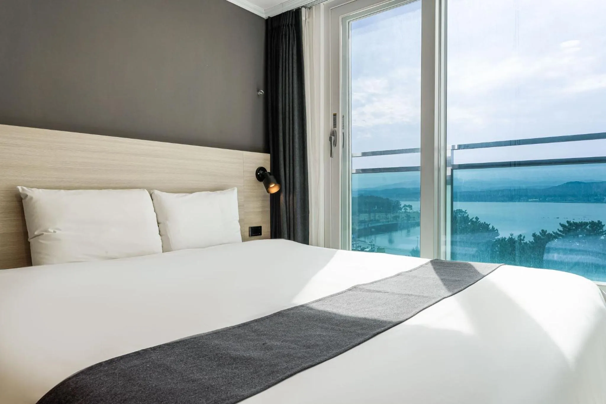 Bed in Gyeongpo Soo Hotel