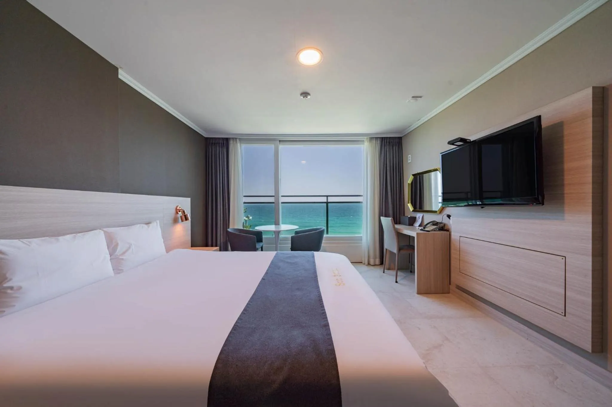 Bed in Gyeongpo Soo Hotel