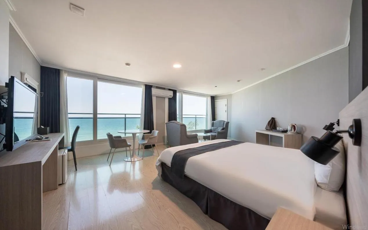 Bed in Gyeongpo Soo Hotel