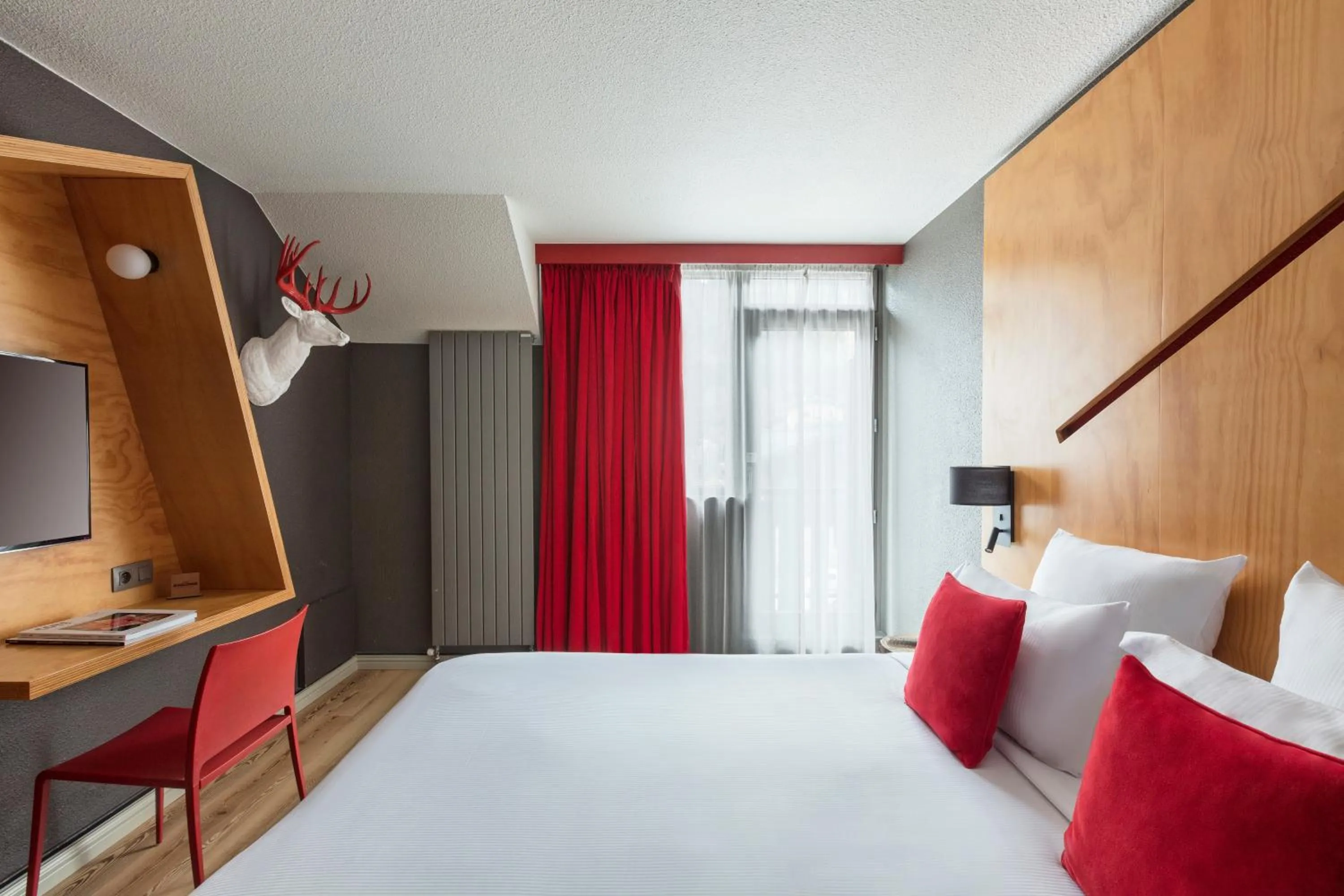 Bedroom, Bed in Hôtel Les Aiglons Chamonix