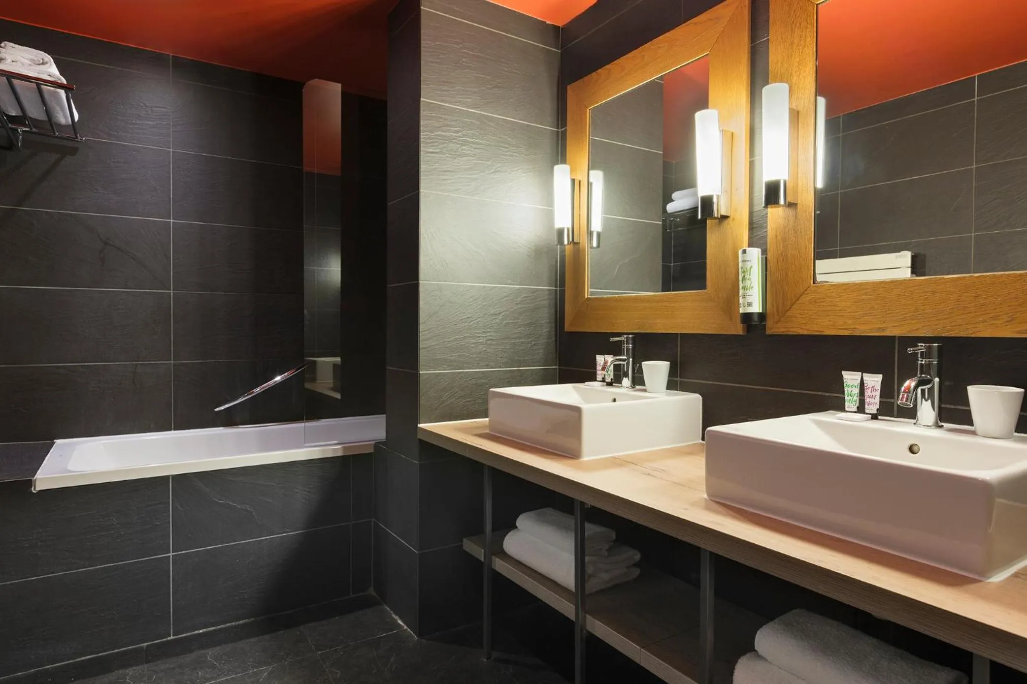 Bathroom in Hôtel Les Aiglons Chamonix