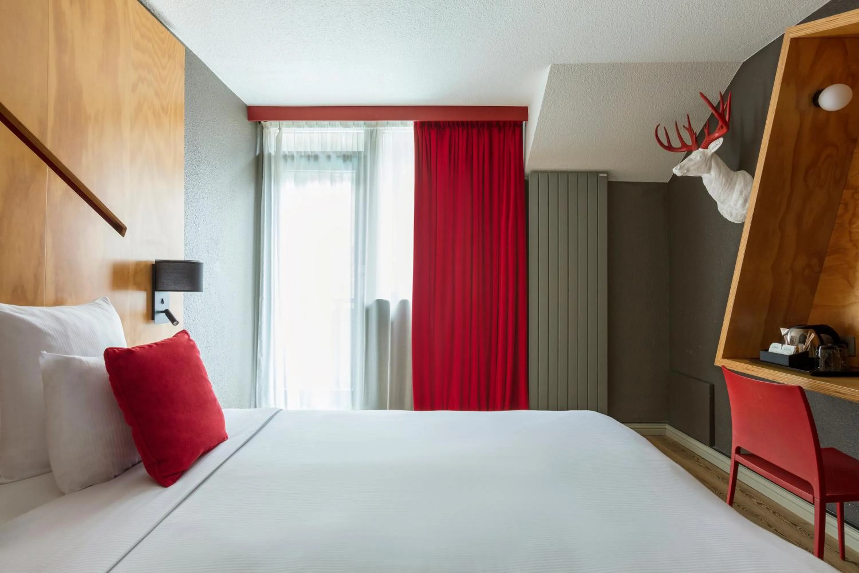 Bedroom, Bed in Hôtel Les Aiglons Chamonix