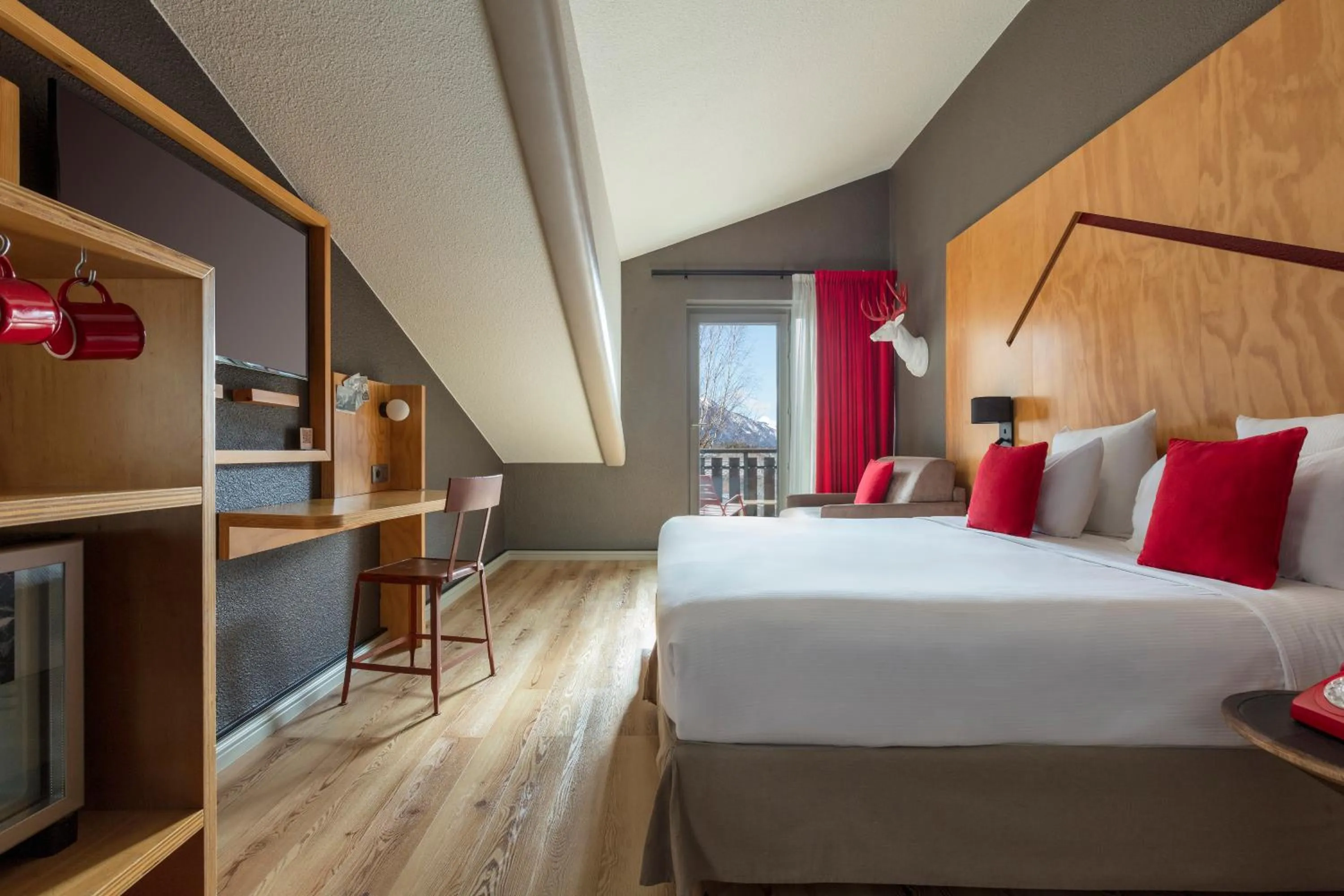 Bedroom, Bed in Hôtel Les Aiglons Chamonix