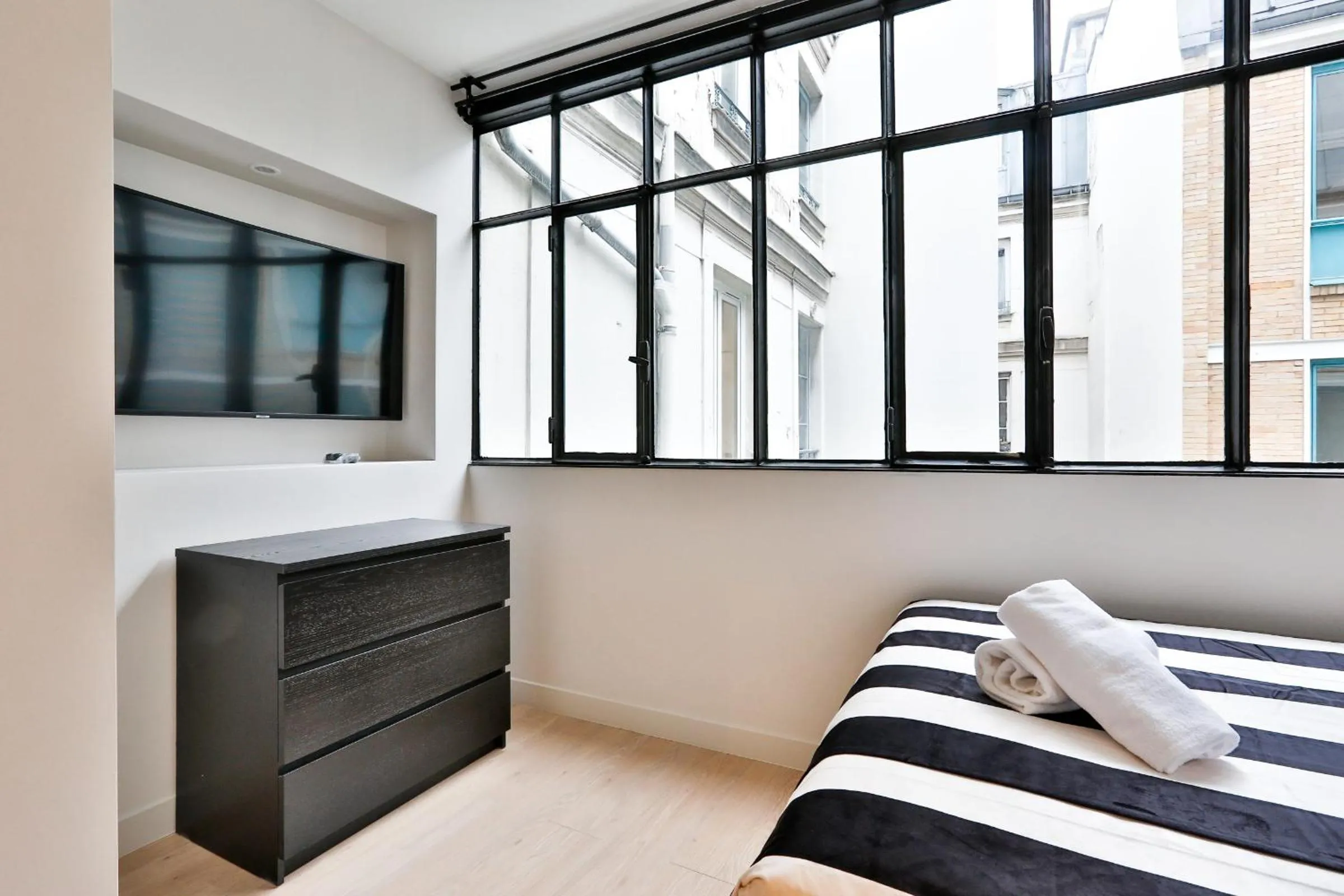 Bedroom, Bed in Blue Nights Apartments - Sébastopol