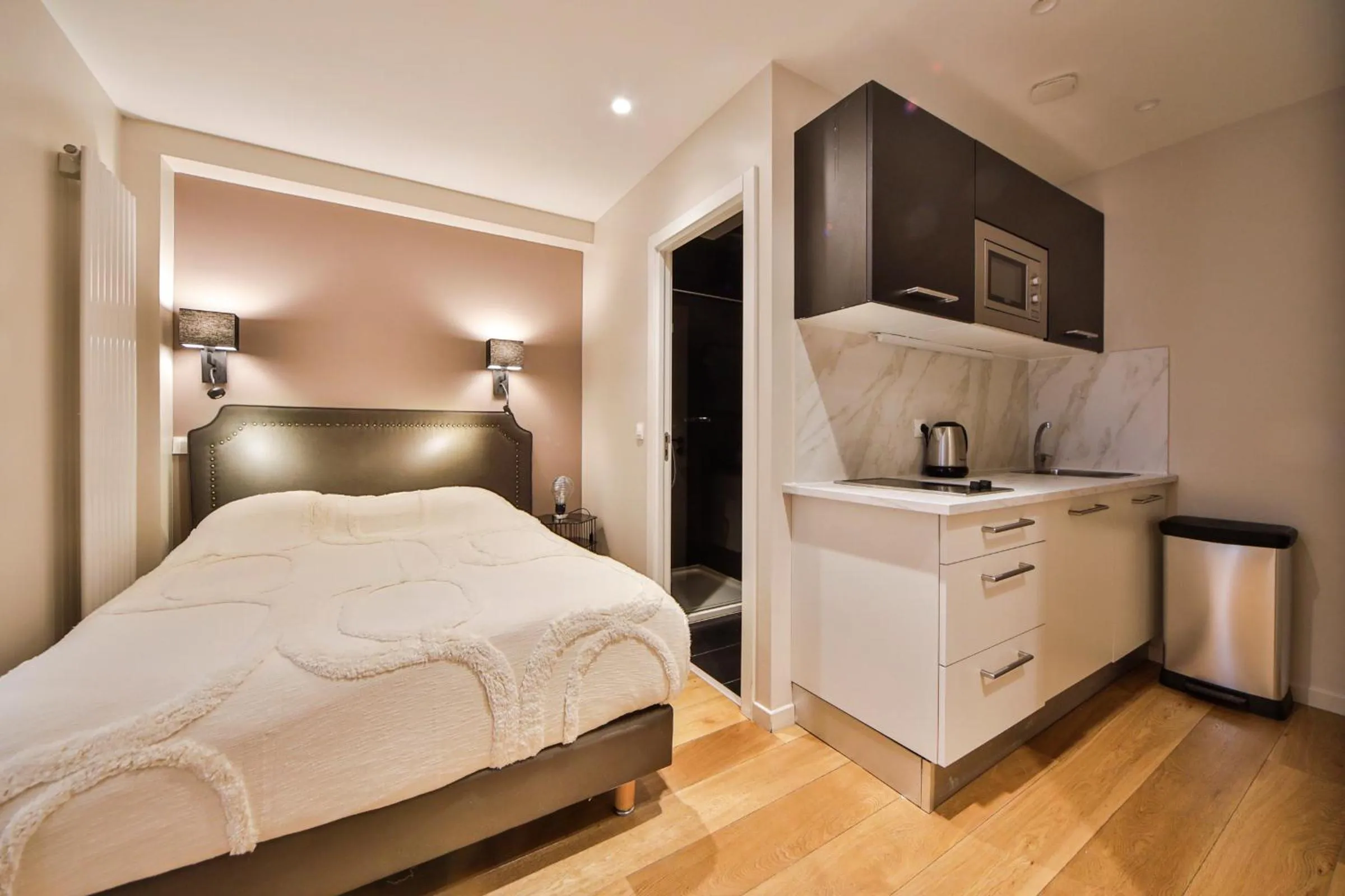 Bed in Blue Nights Apartments - Sébastopol