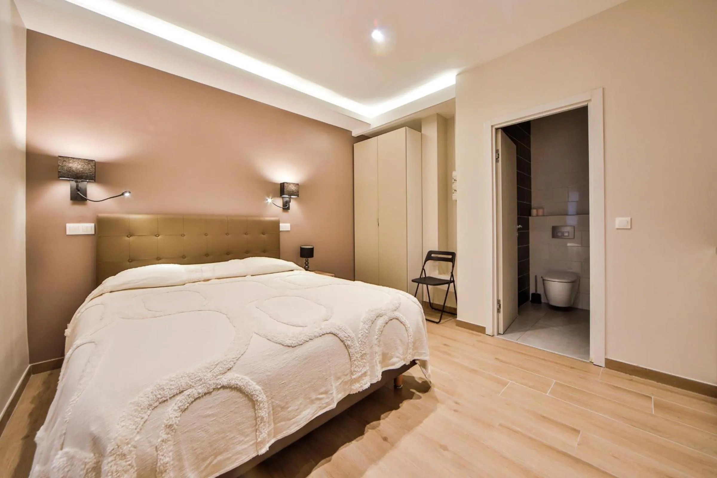 Photo of the whole room, Bed in Blue Nights Apartments - Sébastopol