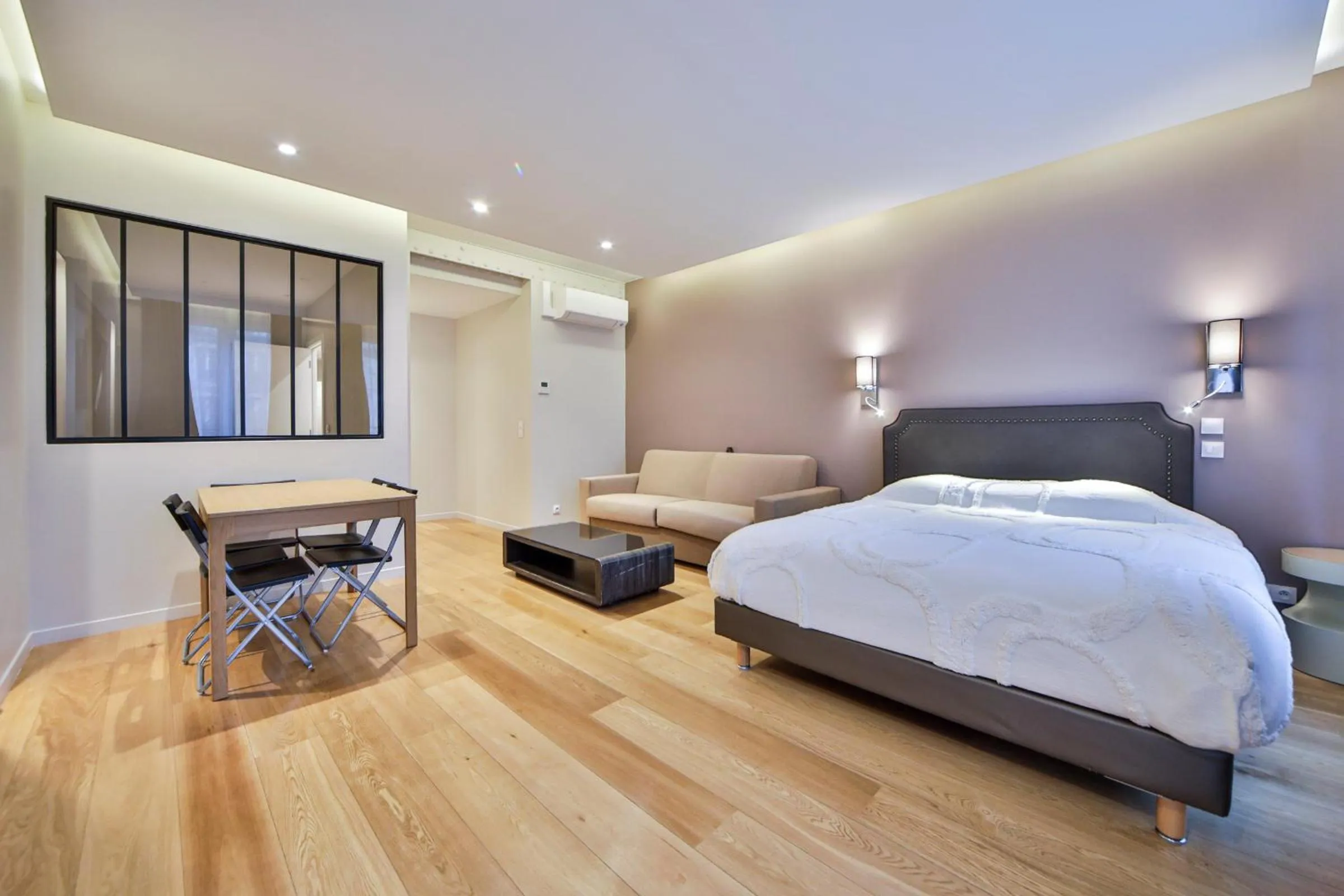 Living room, Bed in Blue Nights Apartments - Sébastopol