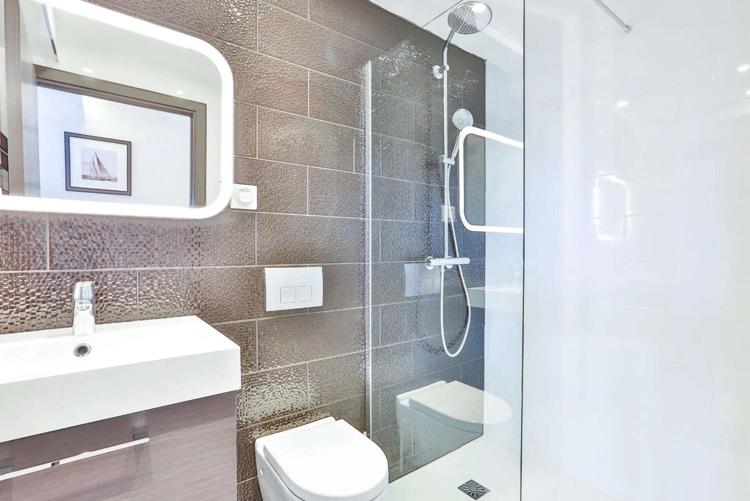 Bathroom in Blue Nights Apartments - Sébastopol