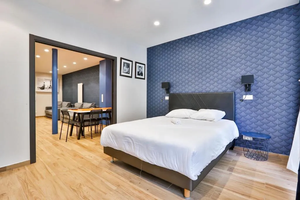 Bedroom, Bed in Blue Nights Apartments - Sébastopol