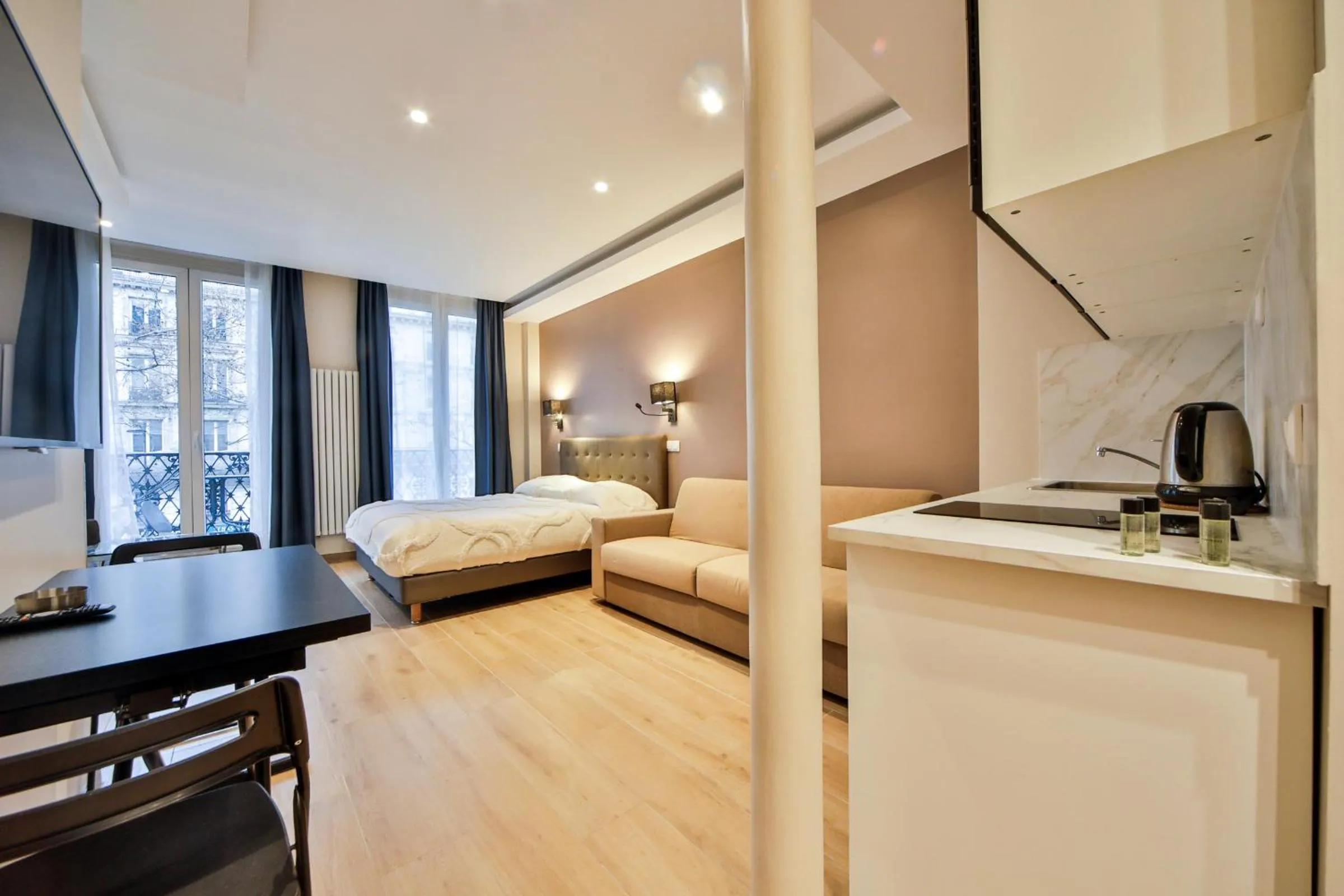 Photo of the whole room, Bed in Blue Nights Apartments - Sébastopol