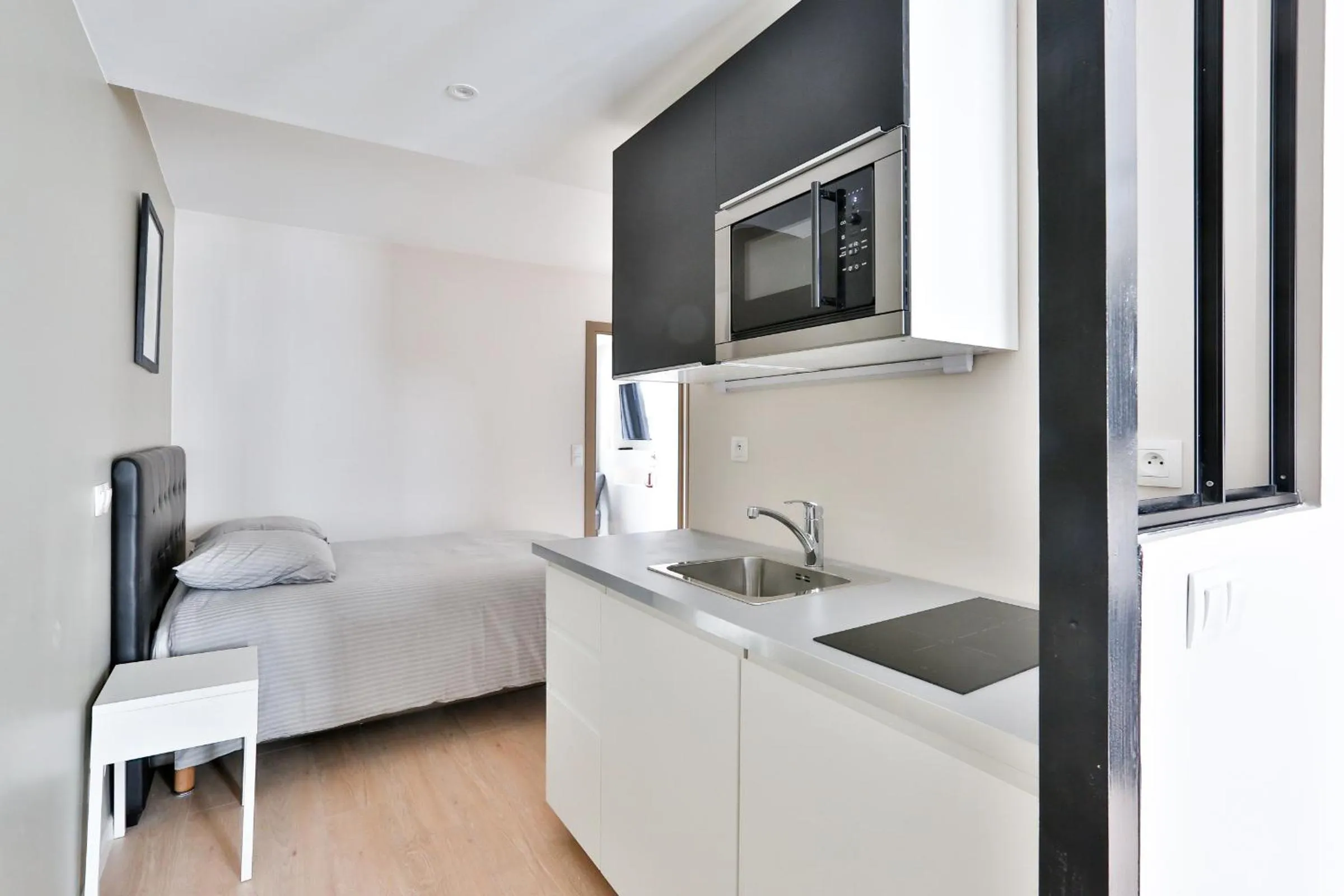Kitchen or kitchenette, Bed in Blue Nights Apartments - Sébastopol