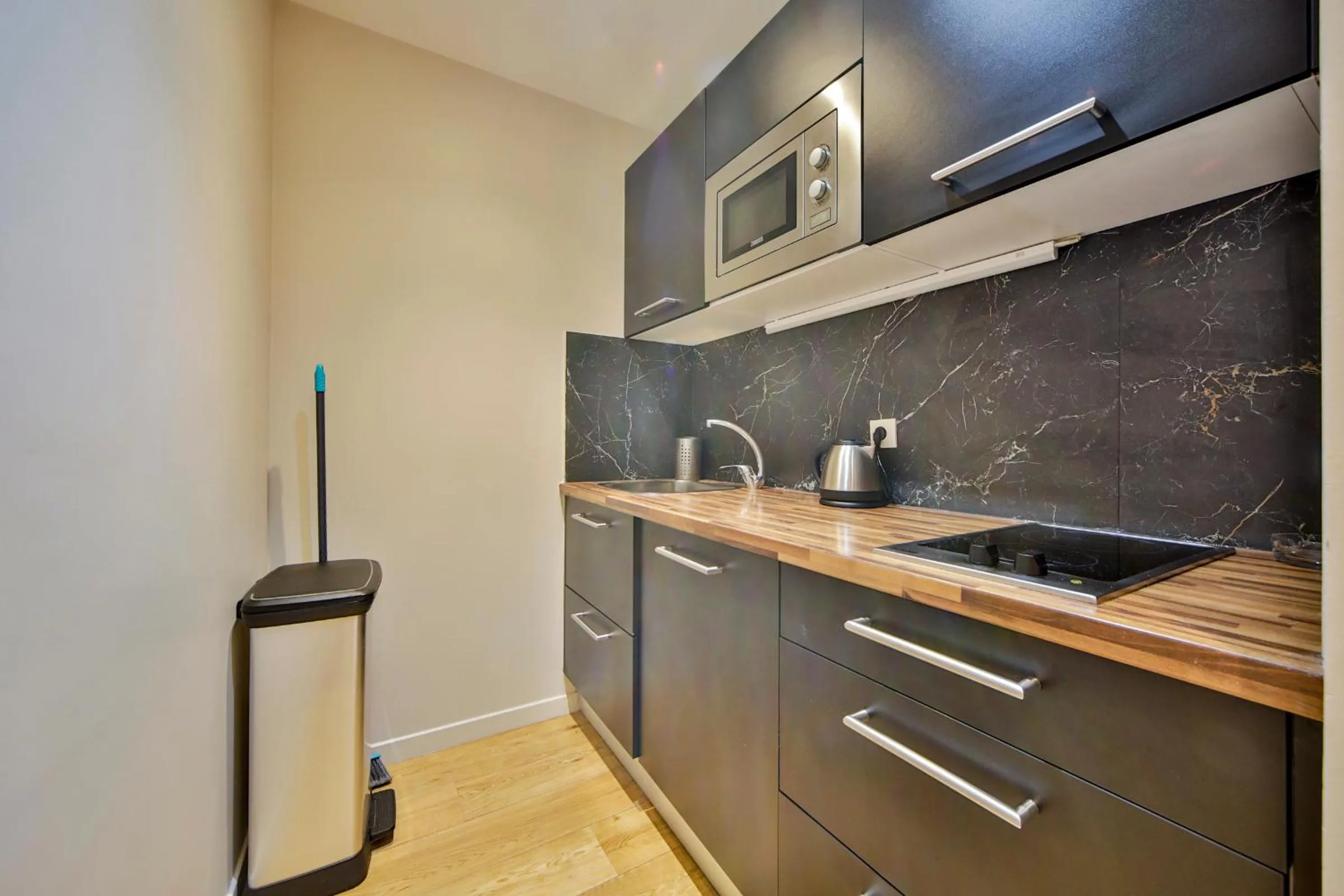 kitchen in Blue Nights Apartments - Sébastopol