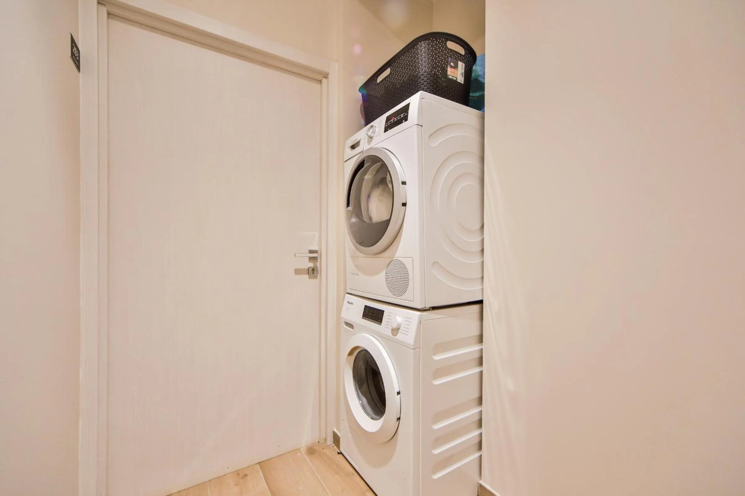 washing machine in Blue Nights Apartments - Sébastopol