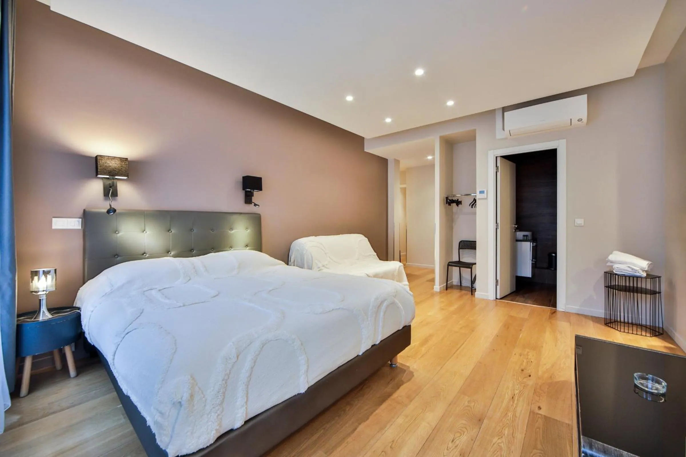 Photo of the whole room, Bed in Blue Nights Apartments - Sébastopol