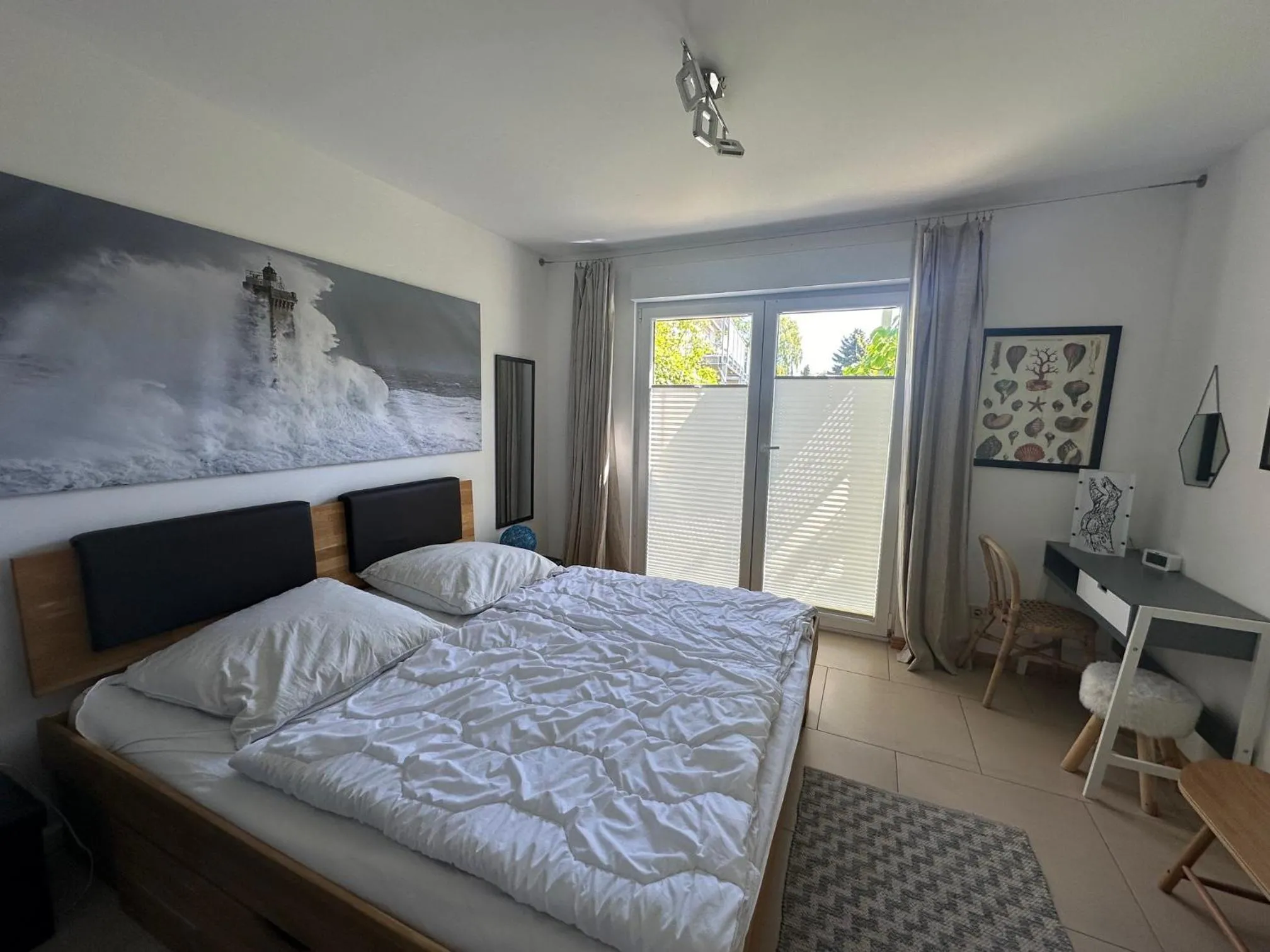 Bedroom, Bed in Wind und Wetter