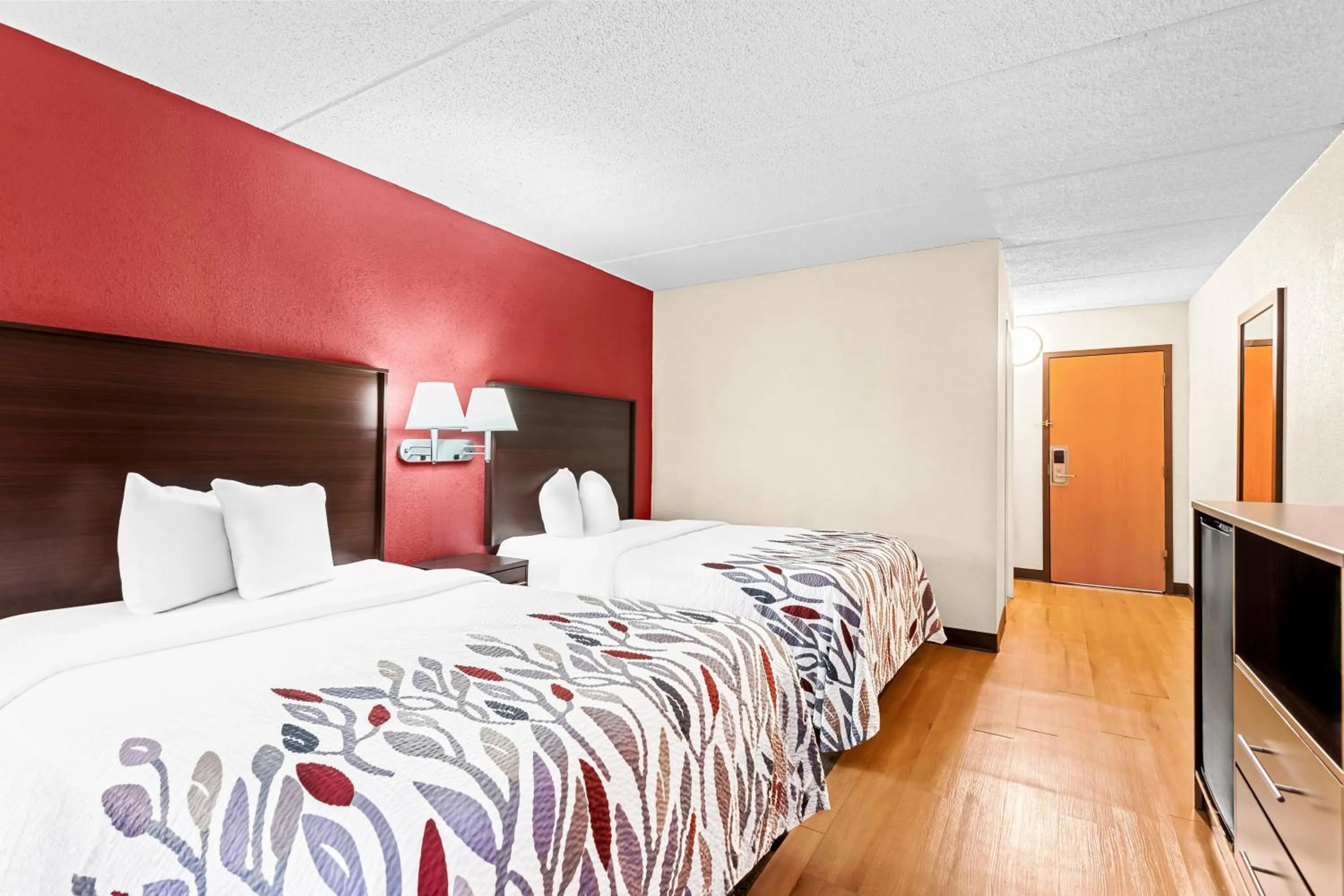 Photo of the whole room, Bed in Red Roof Inn Cortland