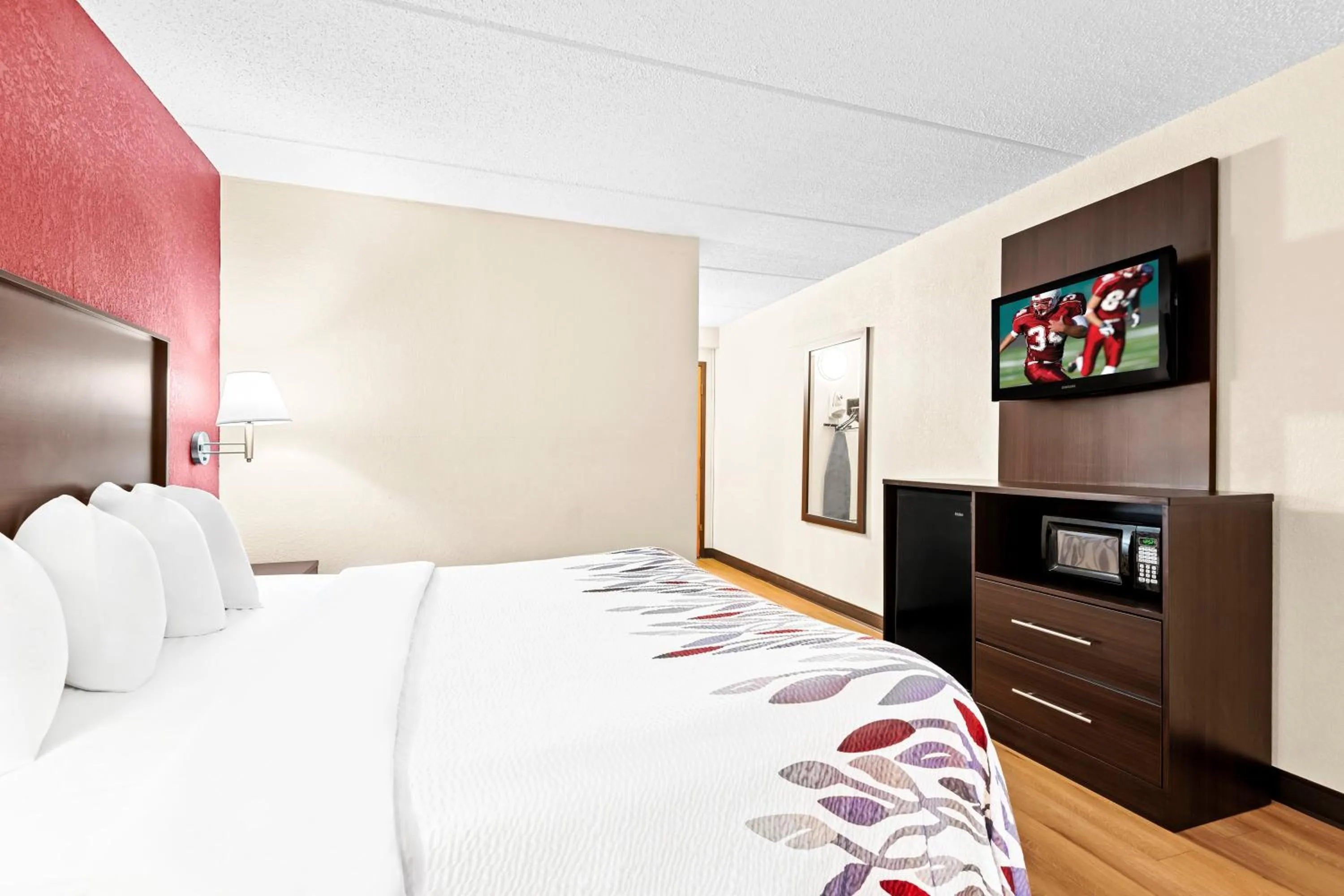 Photo of the whole room, Bed in Red Roof Inn Cortland