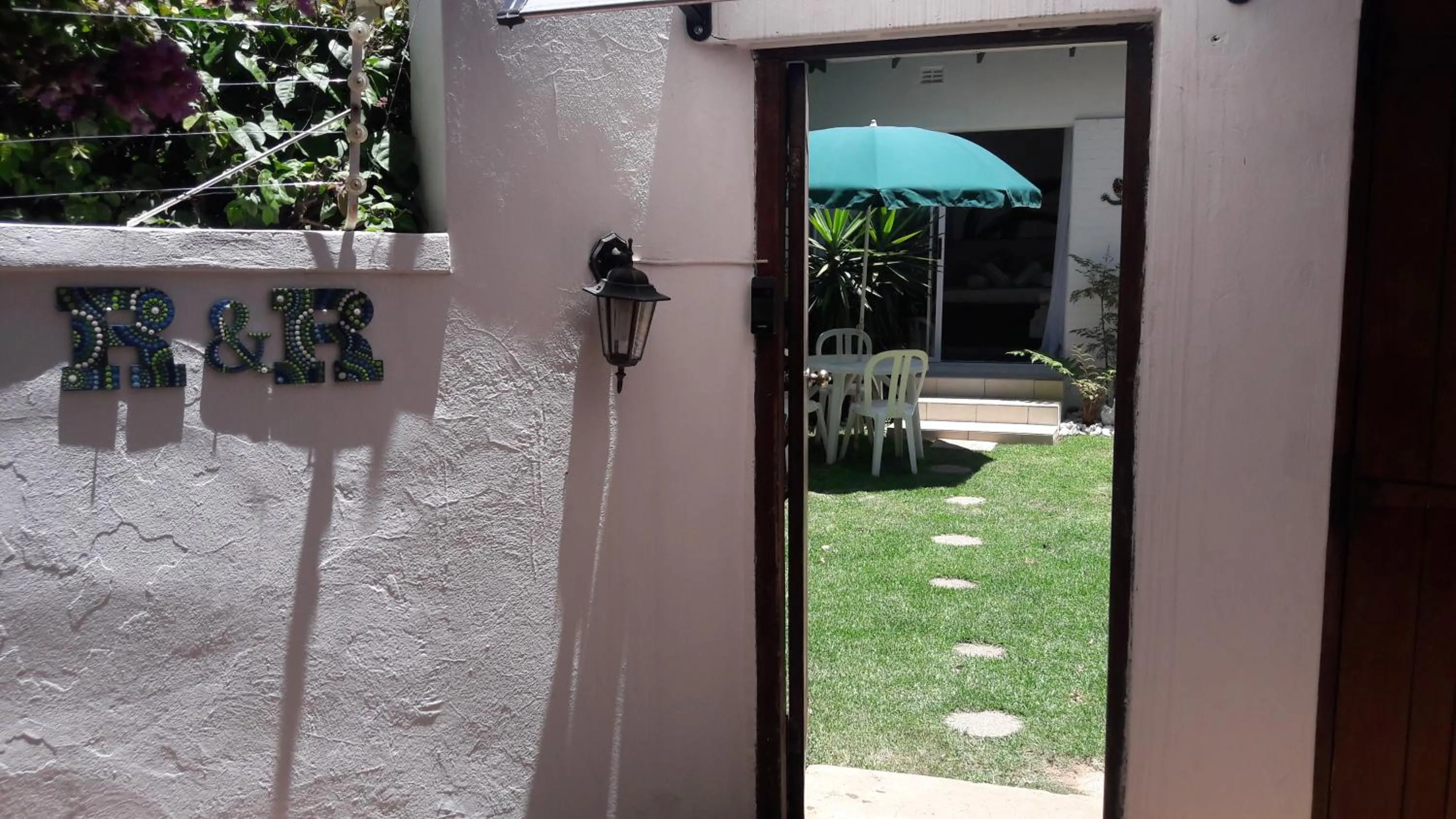 Facade/entrance in R & R's Retreat