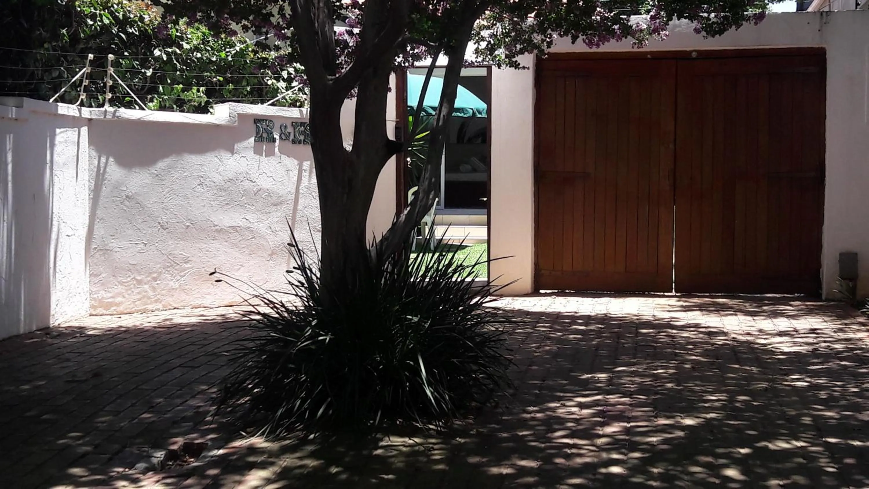 Facade/entrance in R & R's Retreat