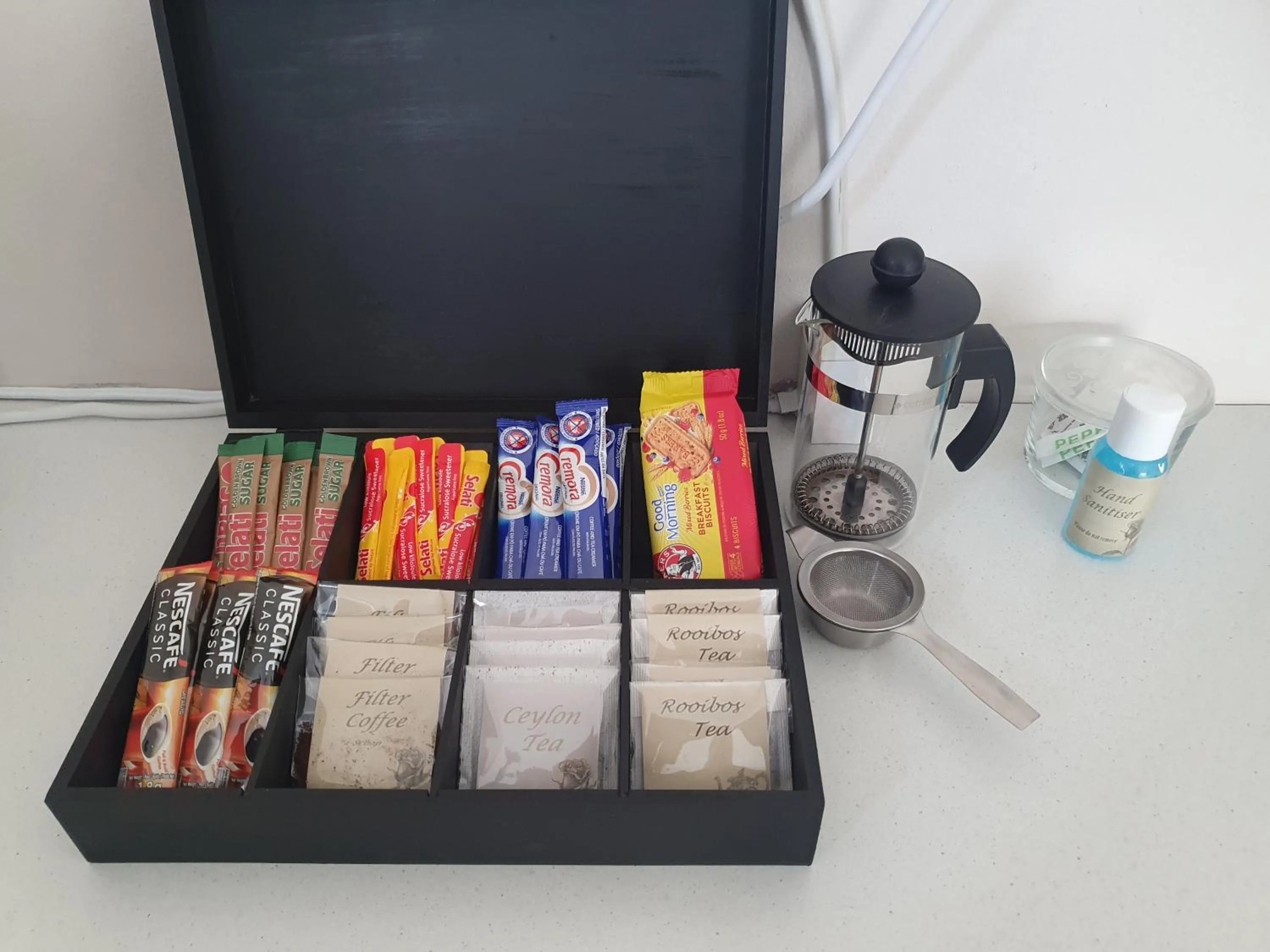 Coffee/tea facilities in R & R's Retreat