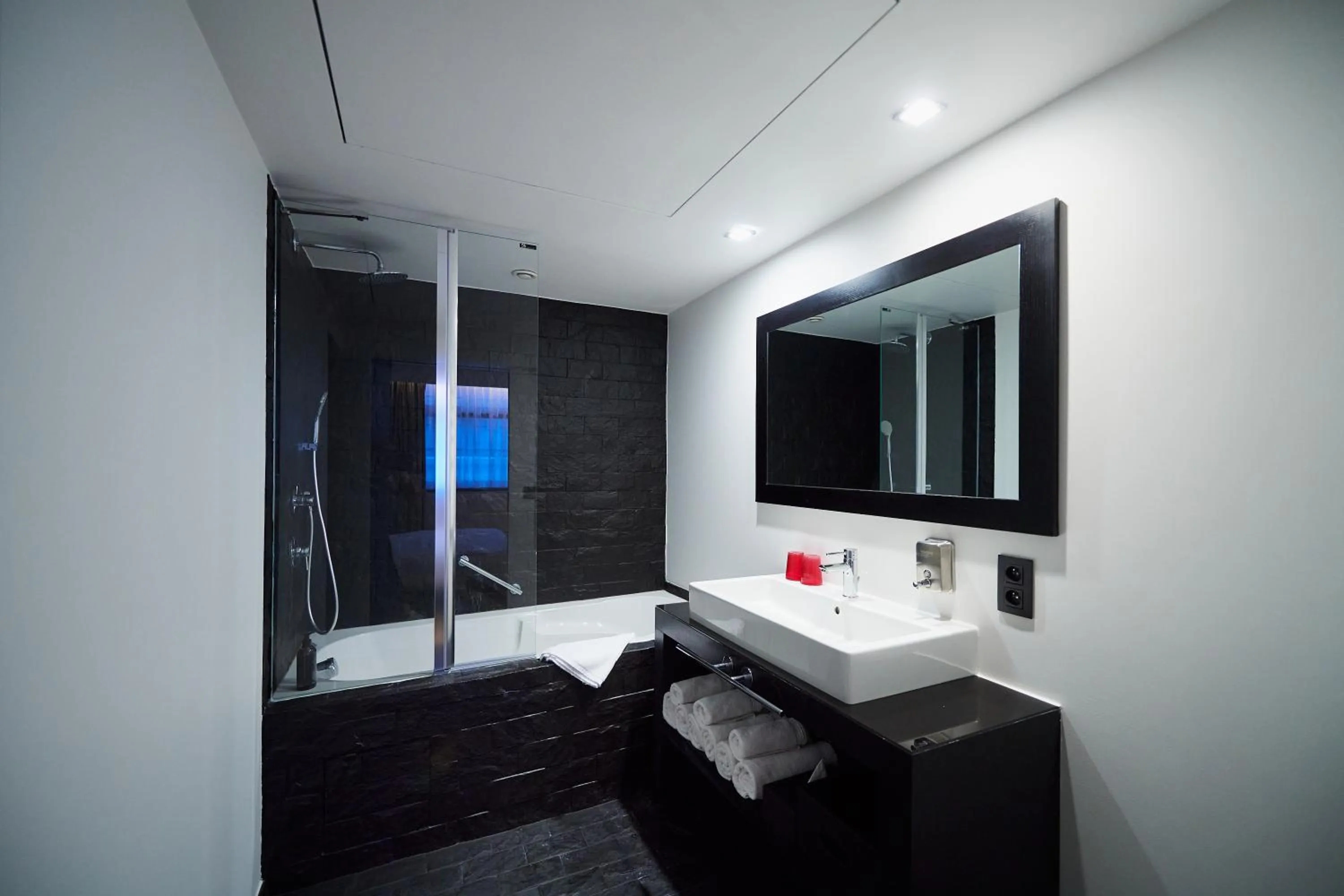 Bathroom, Bed in YOOMA Urban Lodge