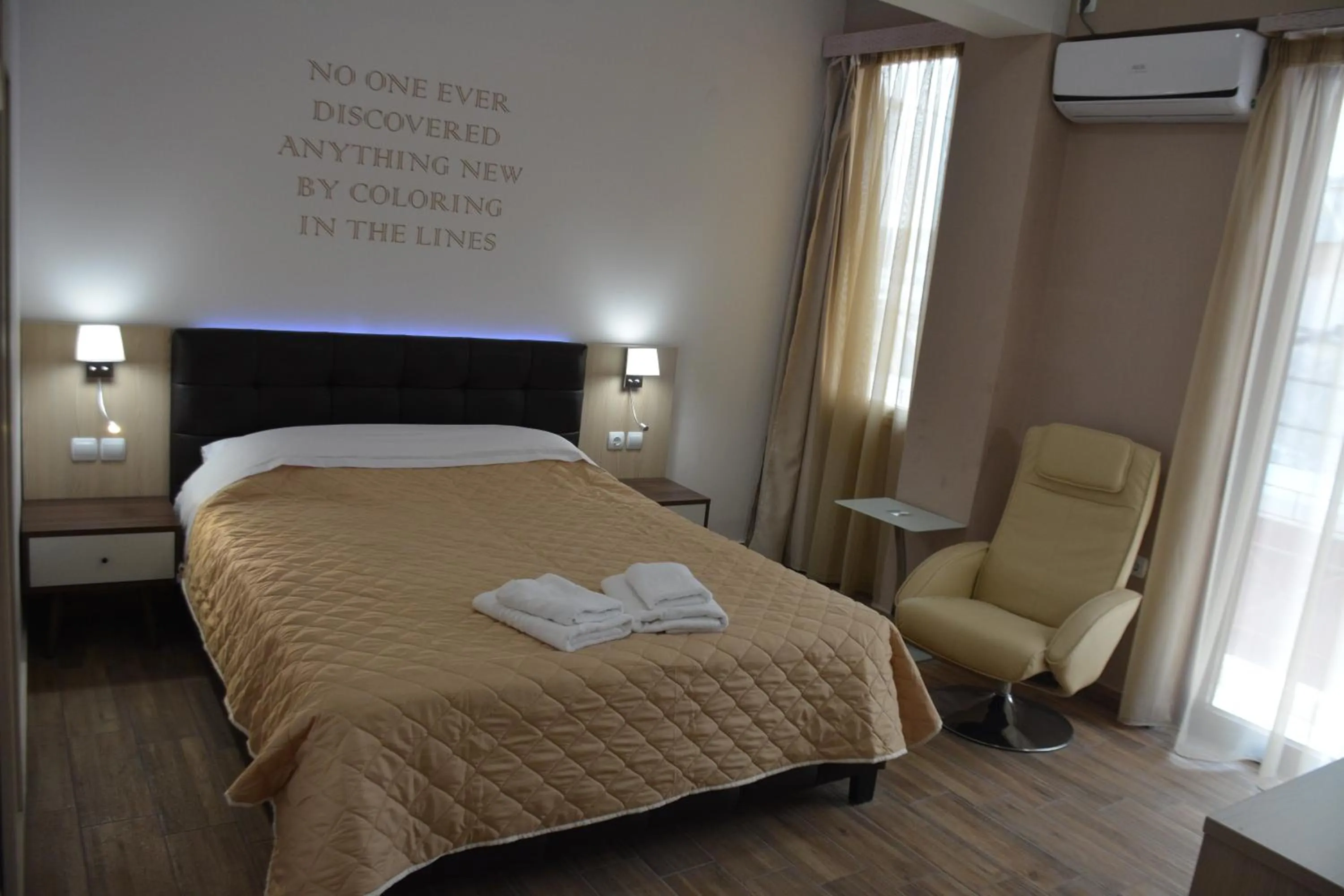 Photo of the whole room, Bed in City Point Chios
